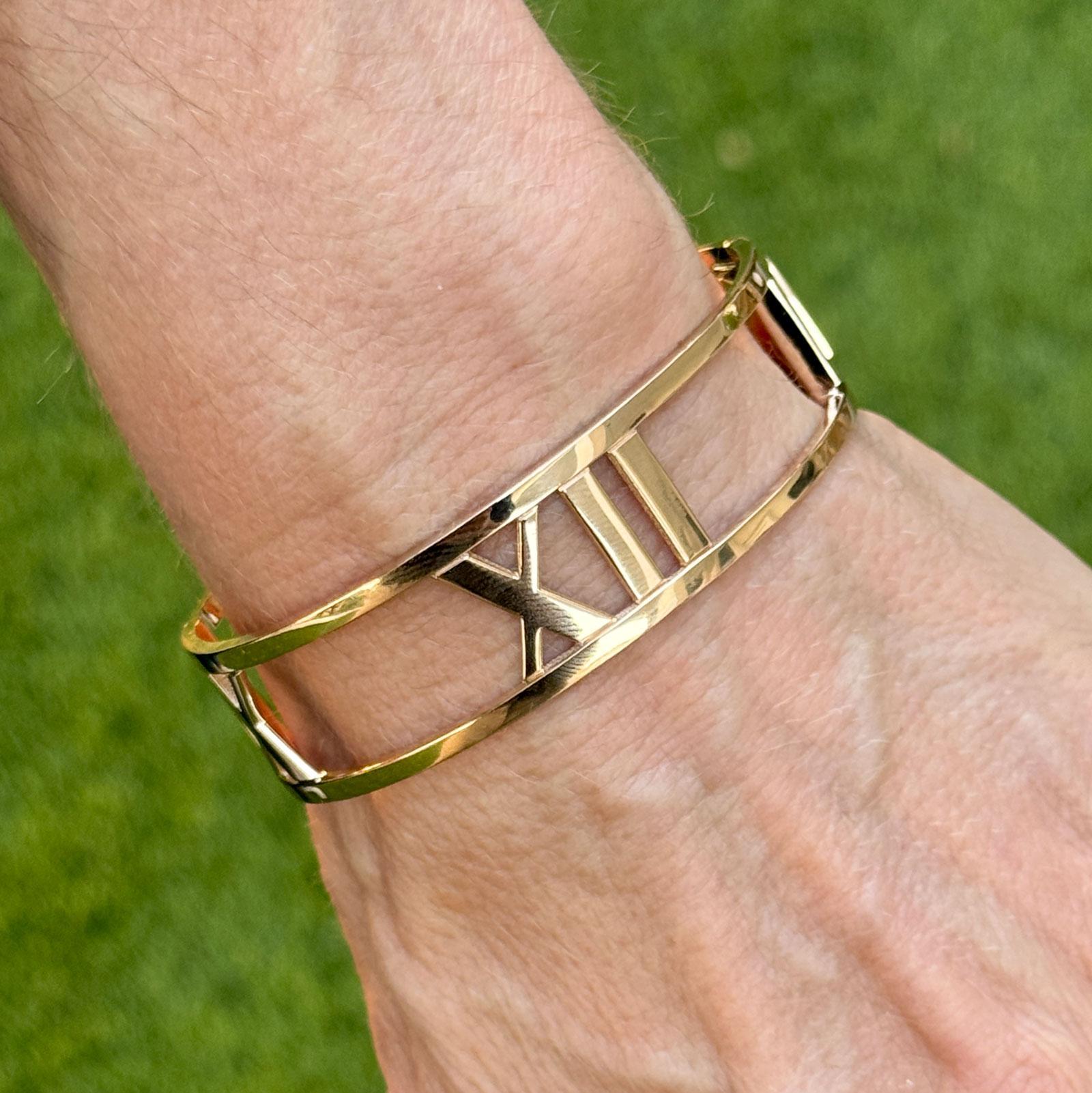 Die Tiffany & Co. Der Armreif Atlas ist ein kühnes und elegantes Accessoire, das aus strahlendem 18-karätigem Gelbgold gefertigt ist. Signiert 