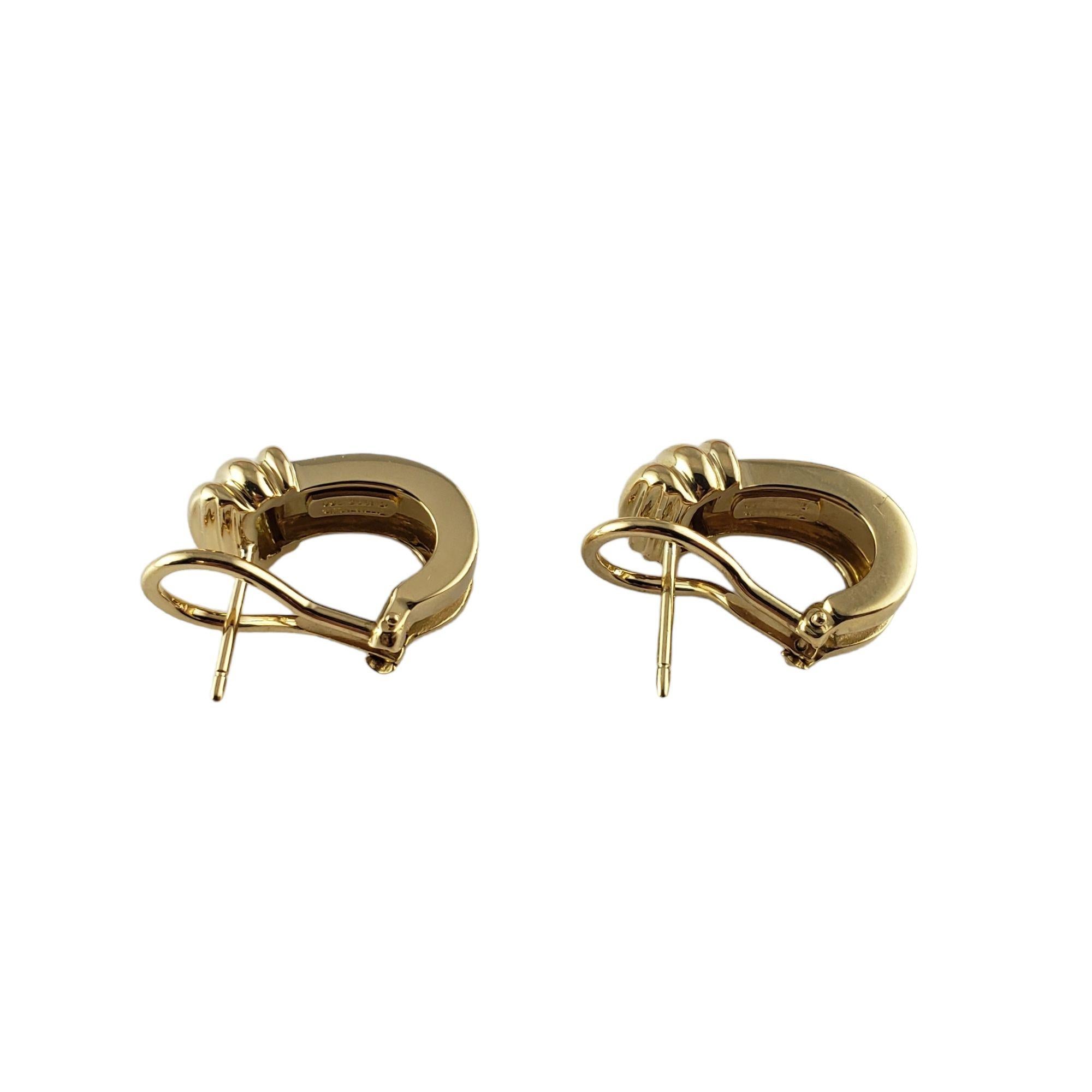 Vintage Tiffany & Co. 18 Karat Yellow Gold Atlas Earrings-

These elegant earrings by Tiffany & Co. are crafted in meticulously detailed 18K yellow gold. Omega back closures.

Size: 19 mm x 7 mm

Weight: 10.4 gr./ 6.7 dwt.

Hallmark: Tiffany & Co.