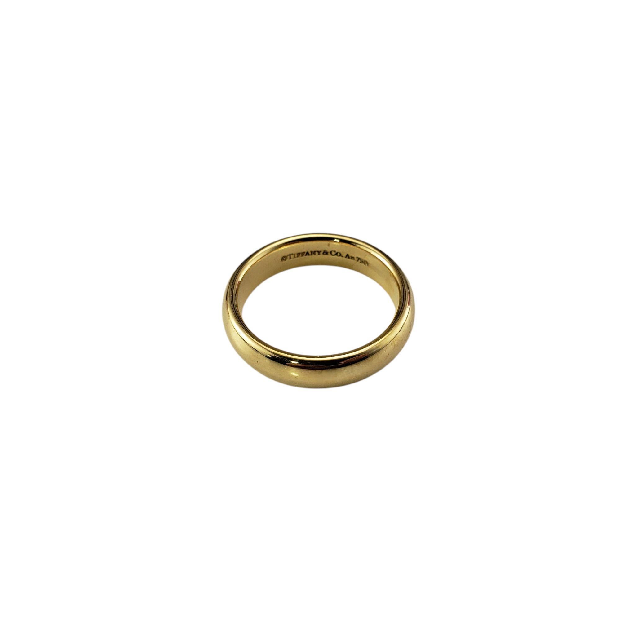 Tiffany & Co. Bague en or jaune 18 carats Taille 6.25

Ce bracelet intemporel Tiffany & Co. est réalisé en riche or jaune 18 carats, offrant une silhouette classique et épurée. Elegant et durable, il est le symbole parfait de l'engagement ou une
