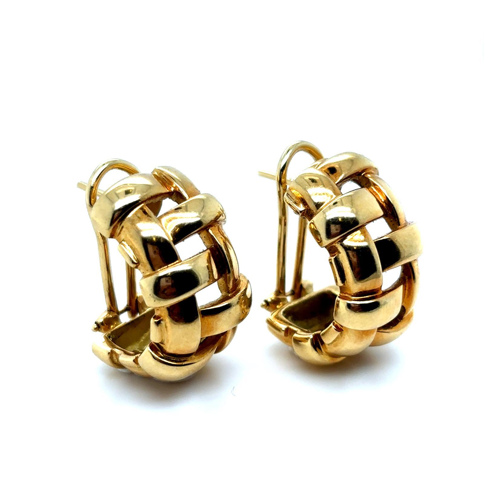 A pair of Tiffany & Co 18 karat yellow gold hoop 
earrings circa 2002

Crafted as hoop earrings of basketweave design with a plain polished finish and featuring lever back earring fittings for pierced ears.

Classic and elegant with fittings that