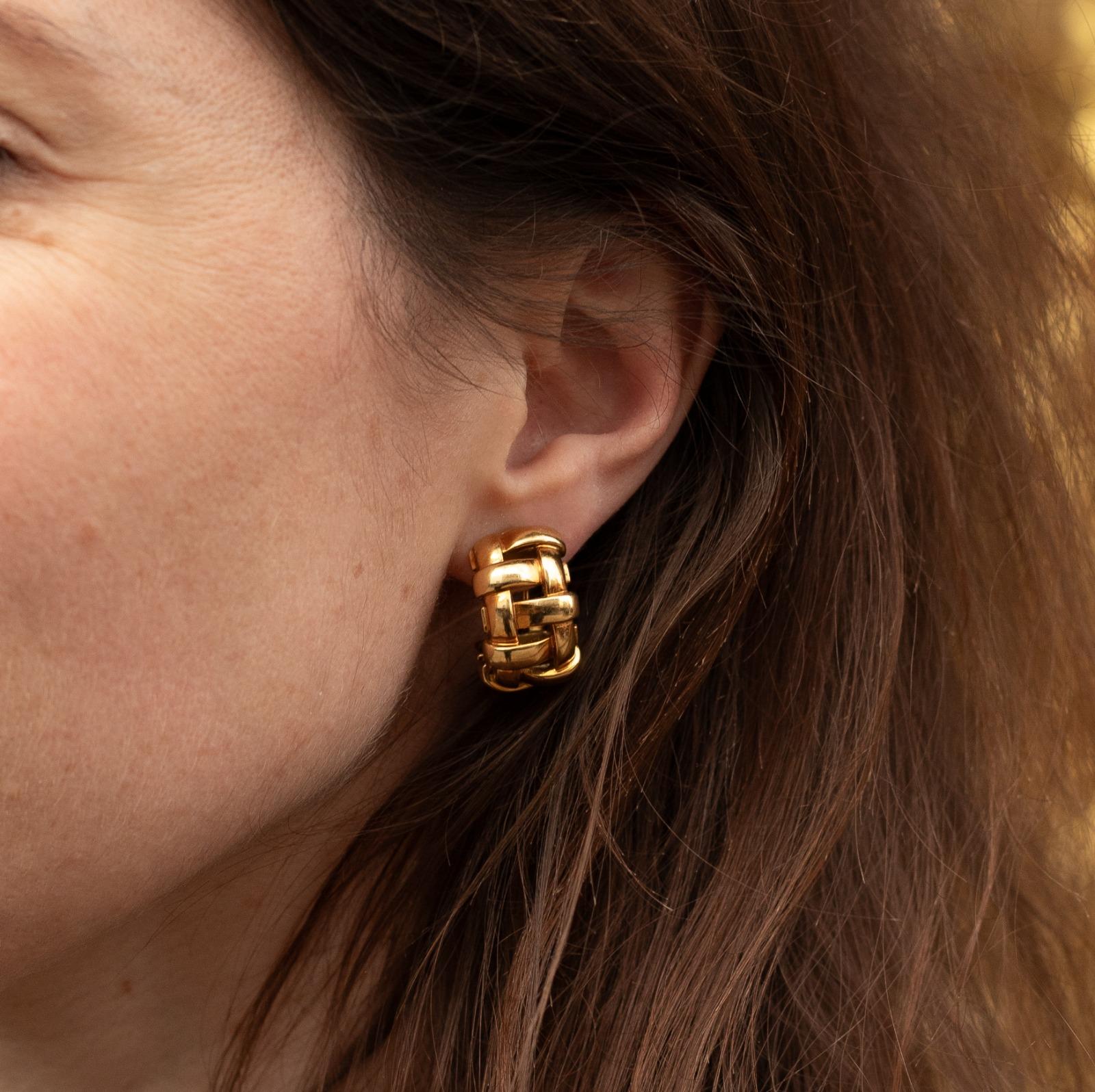 Tiffany & Co 18 Karat Yellow Gold Basket Weave Hoop Earrings circa 2002 In Good Condition For Sale In London, GB
