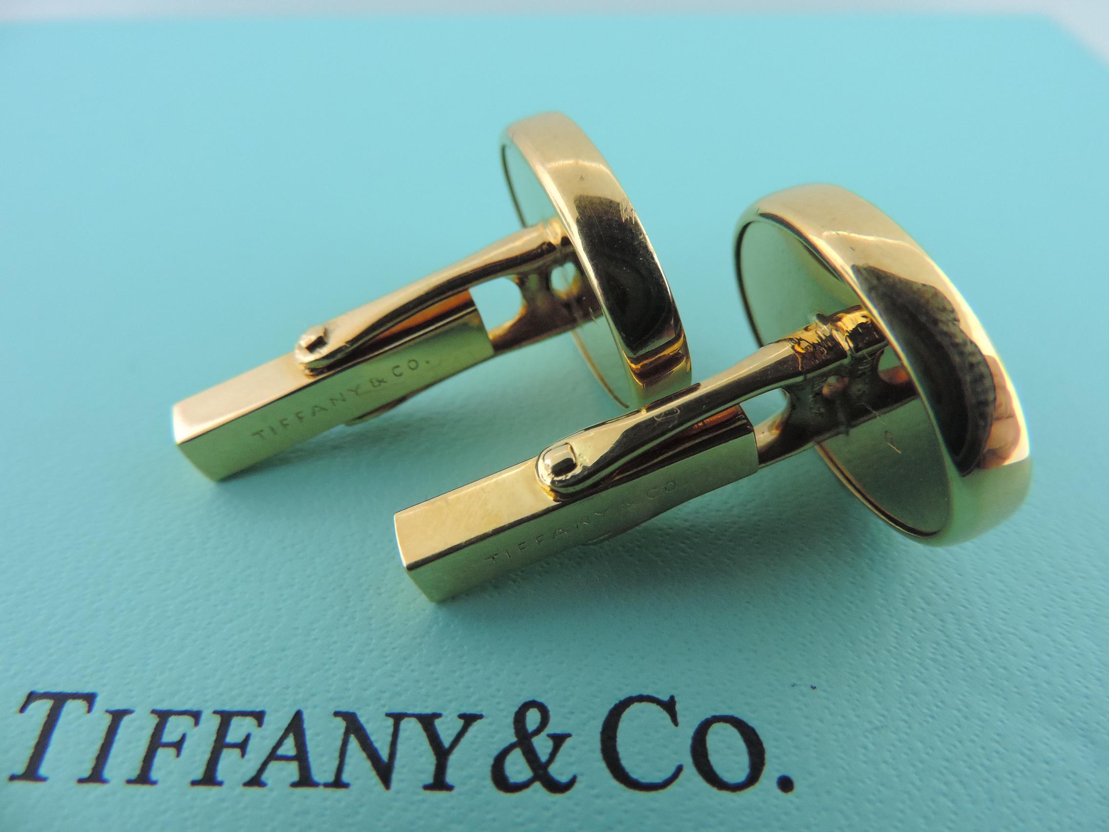 TIFFANY & CO.

18K YELLOW GOLD BLACK ONYX

OVAL VINTAGE CUFFLINKS



19.5 gram weight (pair)

7/8