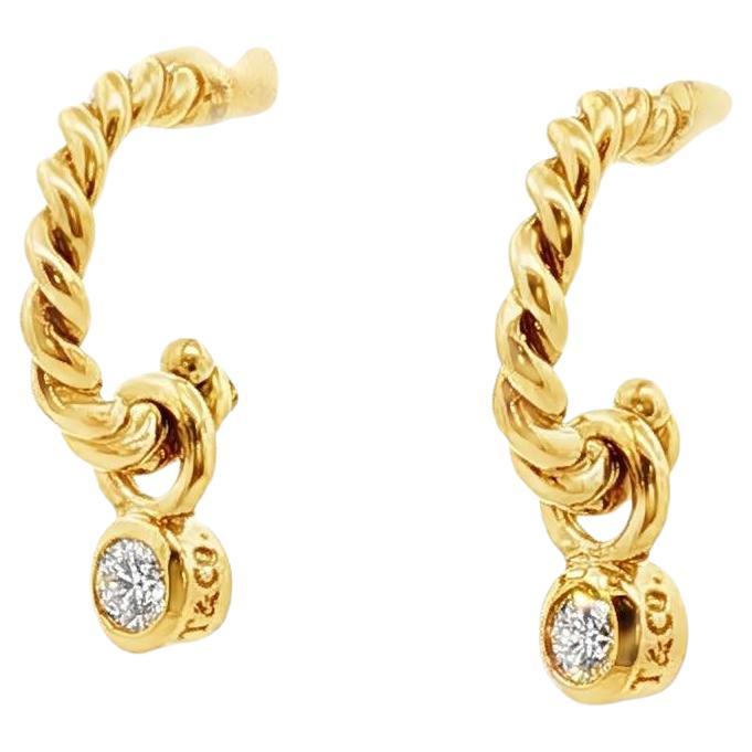 Tiffany & Co. Orecchini moderni a cerchio con diamante in oro giallo 18 carati in vendita