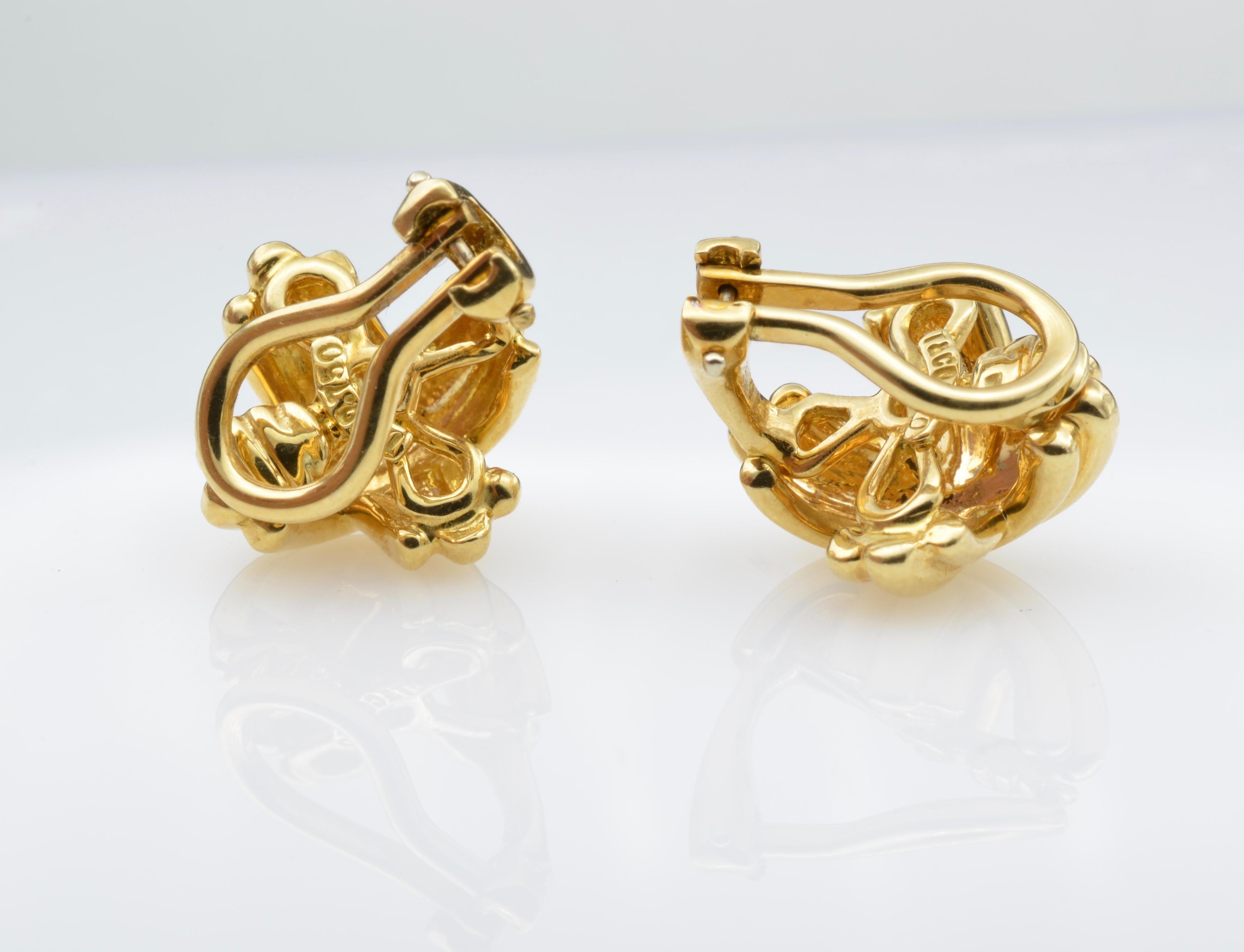 Tiffany & Co. 18 Karat Yellow Gold Clip Earring by Paloma Picasso In Excellent Condition For Sale In Berkeley, CA