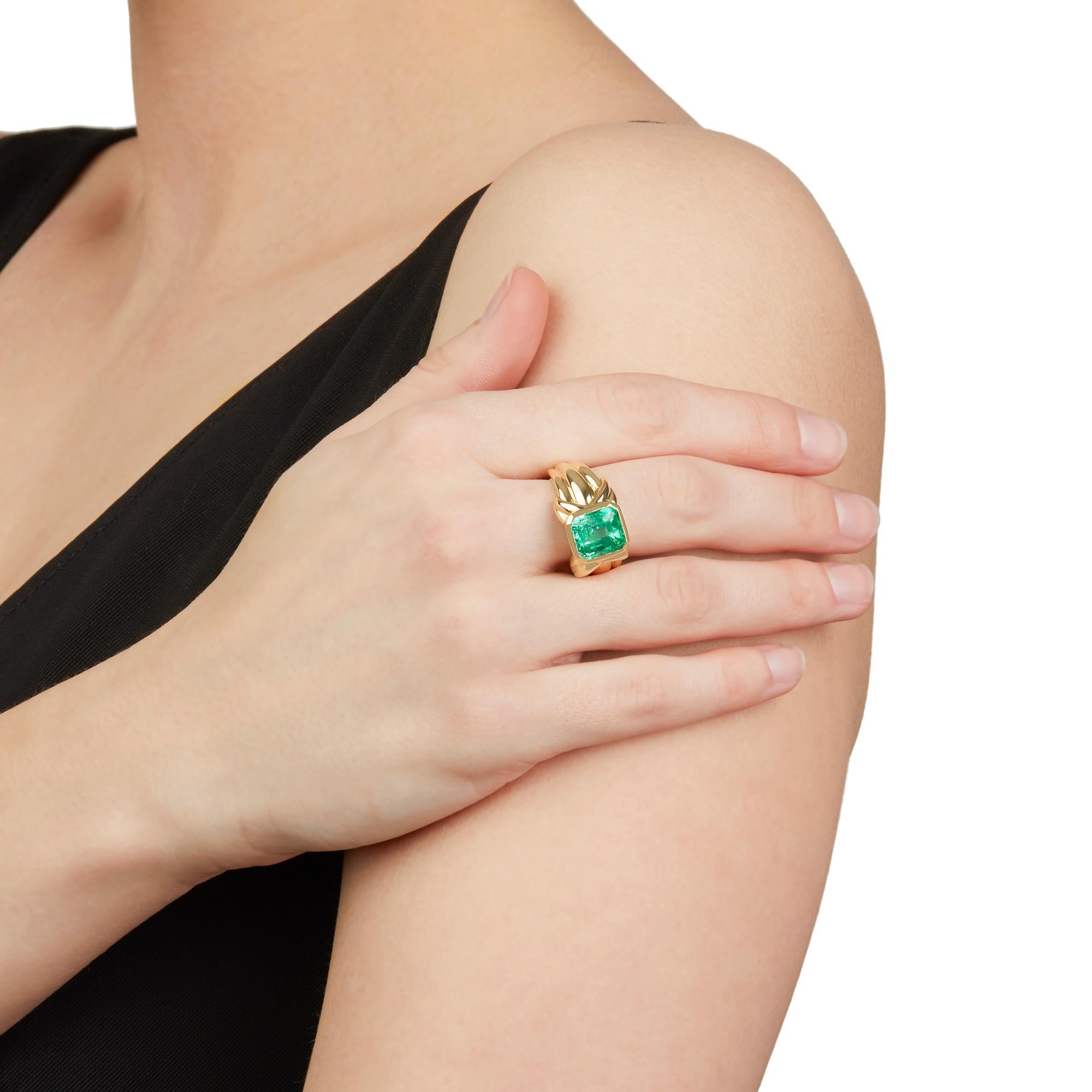 This Cocktail Ring by Tiffany & Co. features one Colombian Emerald of 4.80ct, made in 18k Yellow Gold. The sizes are UK N 1/2, EU 54 and US 7. This Ring can be re-sized. Complete with Emerald Report dated 04/01/2019 & Xupes Presentation Box. 
