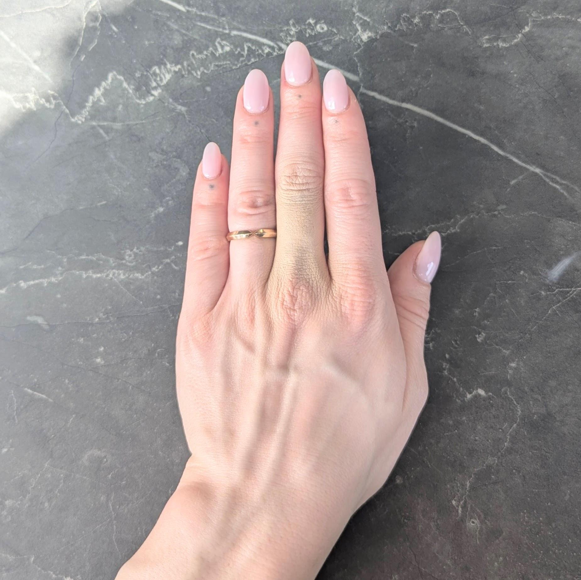 Conçue comme un anneau de bang avec un bord de couteau sur tout le pourtour.
Accentué par une rainure doublement crantée
Finition polie
Estampillé pour l'or 18 carats
Entièrement signé pour Tiffany & Co.
Circa : 1990
Taille de la bague : 5 3/4 et