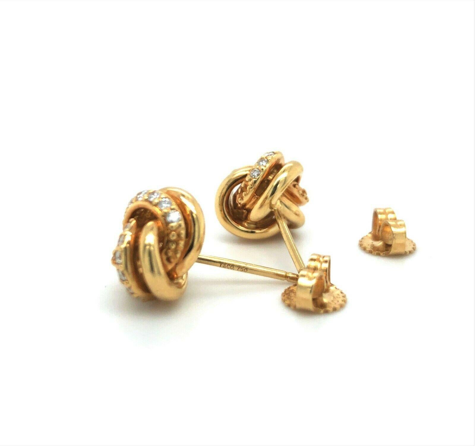 Tiffany & Co. 18k Gelbgold Diamant Liebesknoten Ohrstecker

Bedingung:  Ausgezeichneter Condit, professionell gereinigt und poliert
Metall:  18k Gold (markiert und professionell getestet)
Diamanten:  Runde Brillant-Diamanten .42ctw
Farbe des