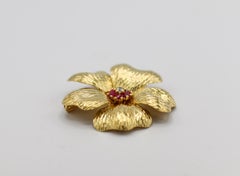 Blumennadelbrosche von Tiffany & Co. aus 18 Karat Gelbgold mit Diamanten und Rubinen