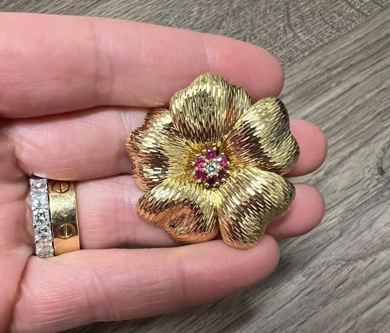 Contemporain Tiffany & Co. Broche fleur en or jaune 18 carats, diamants et rubis