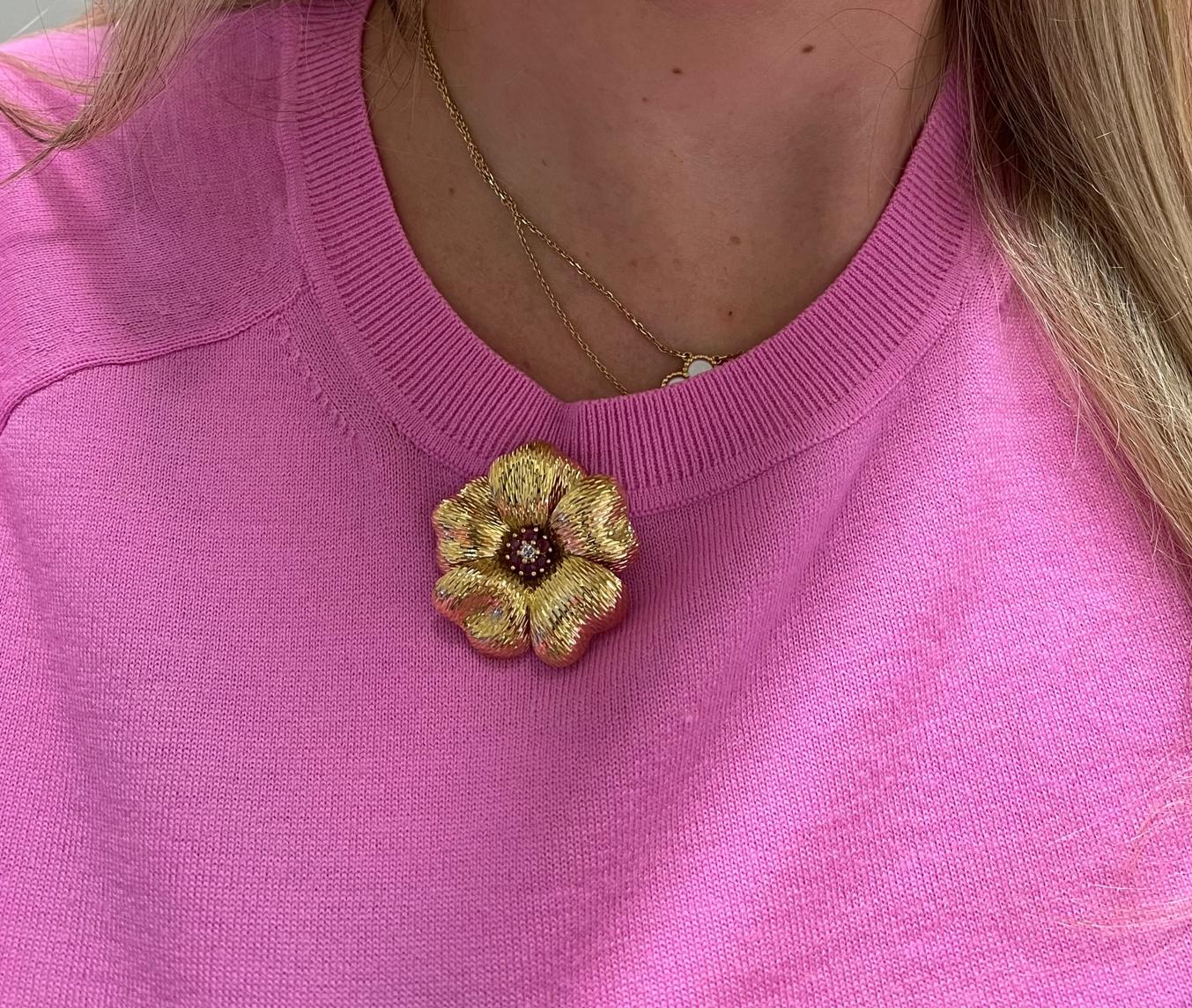 Taille ronde Tiffany & Co. Broche fleur en or jaune 18 carats, diamants et rubis