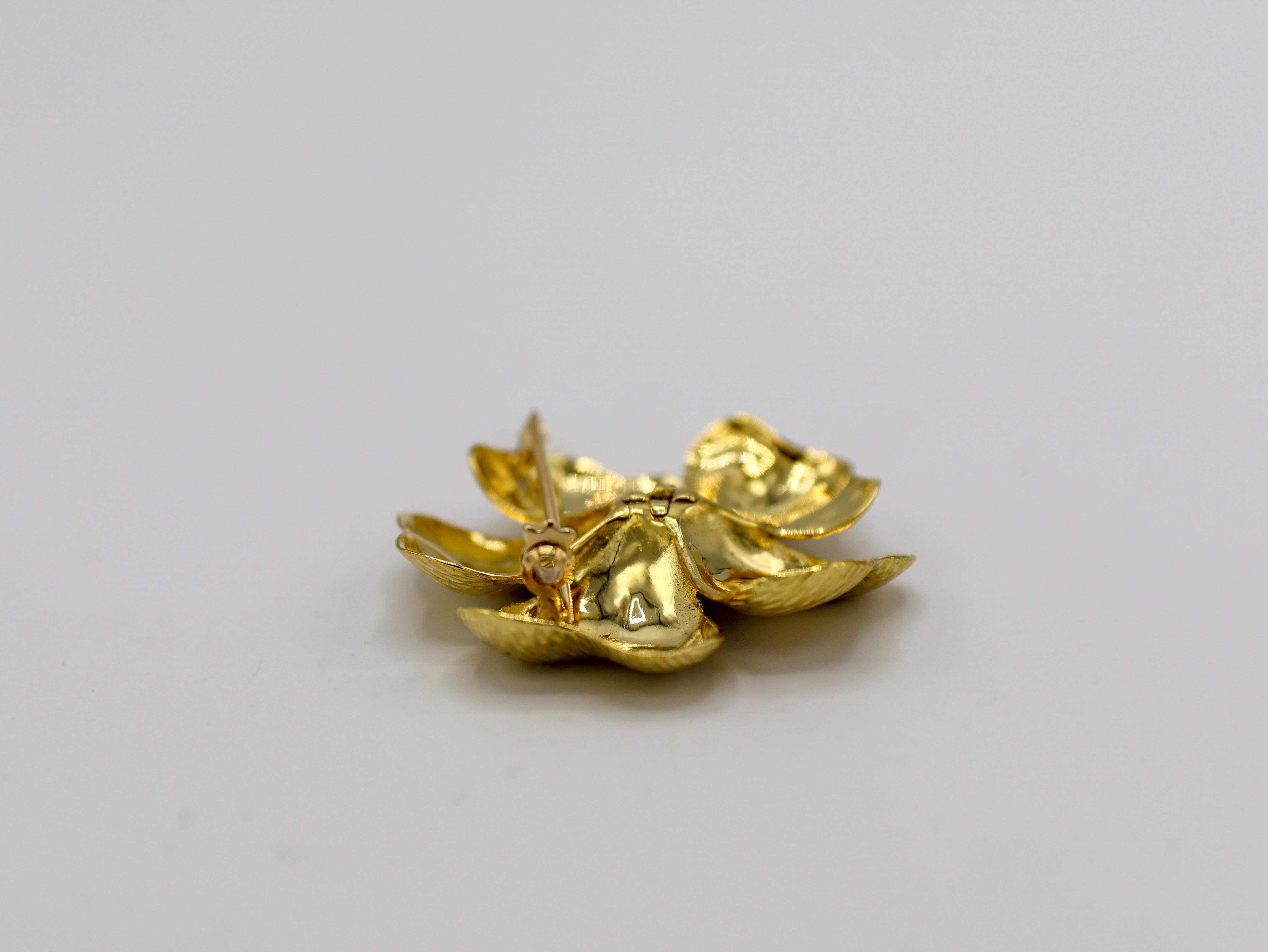 Tiffany & Co. Broche fleur en or jaune 18 carats, diamants et rubis 1