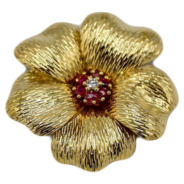 Tiffany & Co. Broche fleur en or jaune 18 carats, diamants et rubis