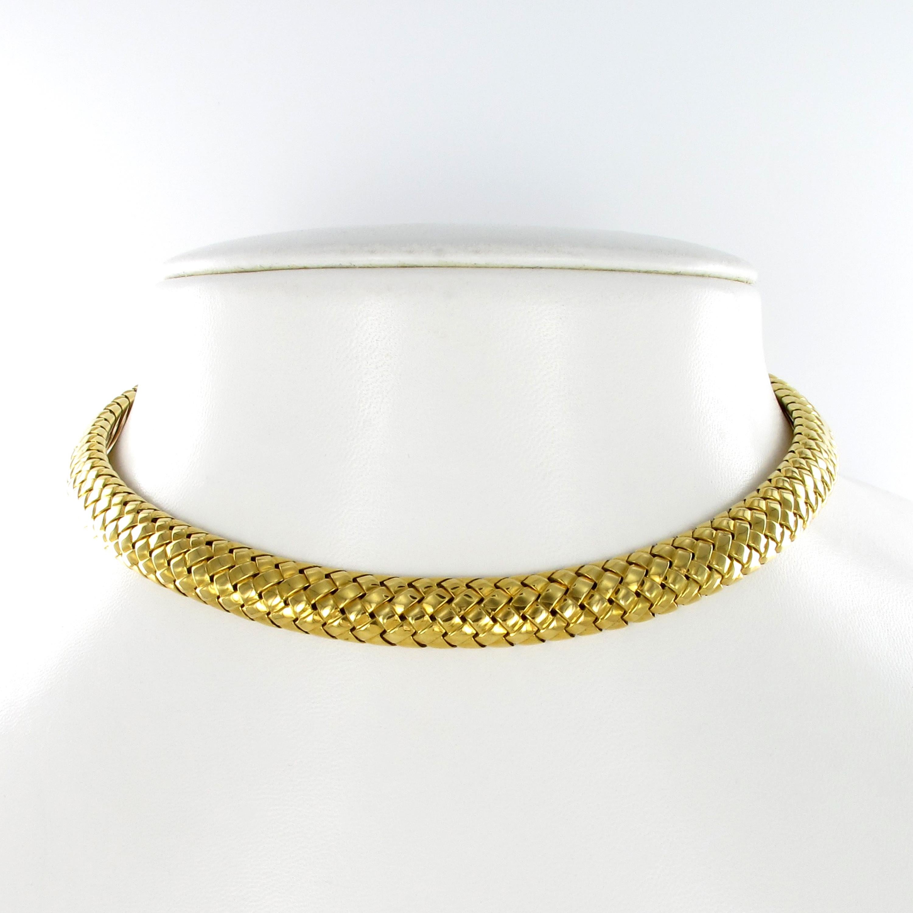 18 karat yellow gold collar necklace by Tiffany & Co. Highly polished and woven design with fluted gold terminals.
Signed Tiffany&Co. 1997

Diameter: 11.5 x 11.0 cm / 4.52 x 4.33 Inches

