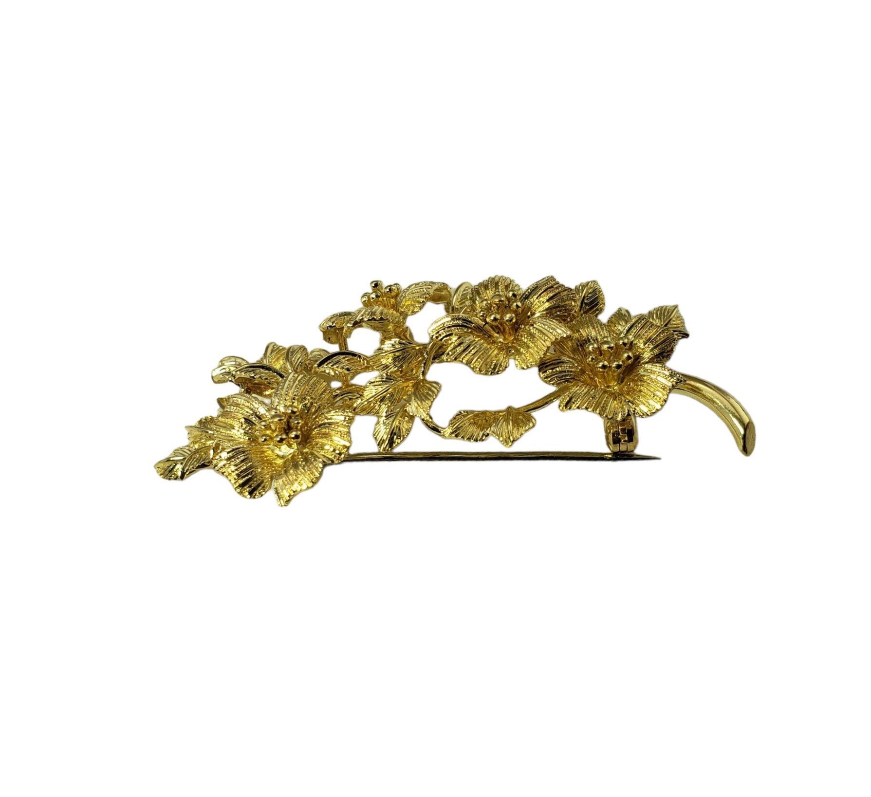 Vintage Tiffany & Co. Broche fleurie en or jaune 18 carats-.

Cette étonnante broche en or jaune 18 carats de Tiffany & Co. est méticuleusement détaillée dans un joli motif floral.

Taille : 59 mm x 36 mm

Poids : 10,9 dwt. / 17.0gr.

Estampillé :