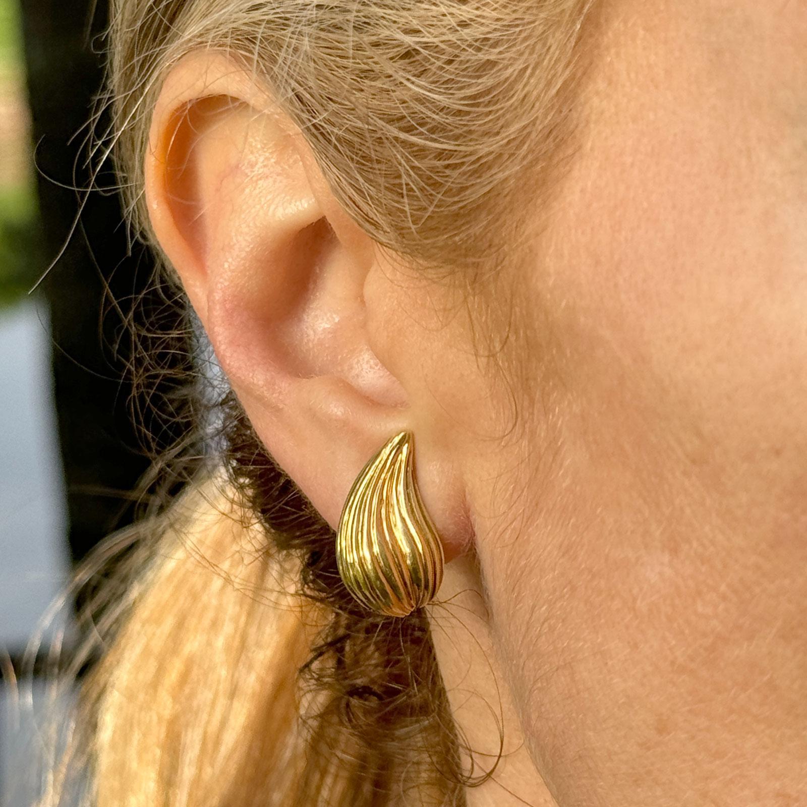 Tiffany & Co. 18 Karat Yellow Gold Fluted Ribbed Earclip Earrings In Excellent Condition In Boca Raton, FL