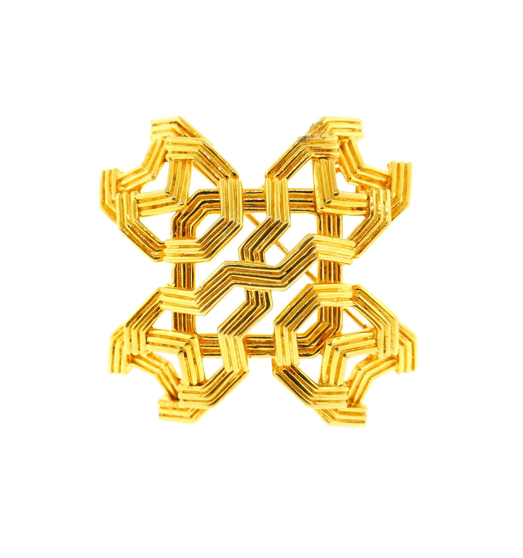 Geometrische Kreuzbrosche oder Anhänger von Tiffany & Co. aus 18 Karat Gelbgold

Dies ist ein sehr einzigartiges Stück. Dieses geometrische Kreuz von Tiffany & Co. kann als Brosche oder als Anhänger getragen werden. Dieses Kreuz ist in einem sehr