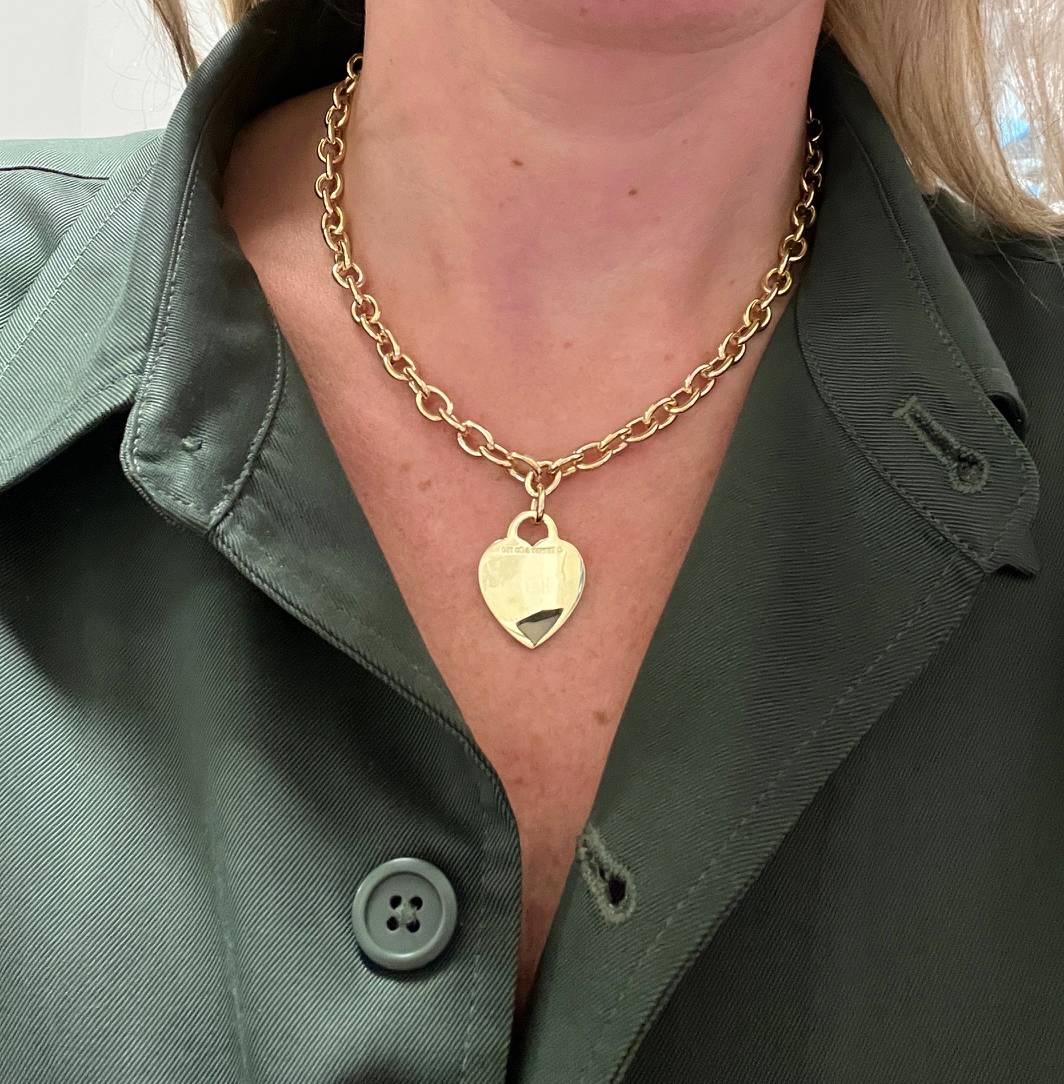 Tiffany & Co. Collier à maillons en or jaune 18 carats avec pendentif à breloque en forme de cœur Pour femmes en vente