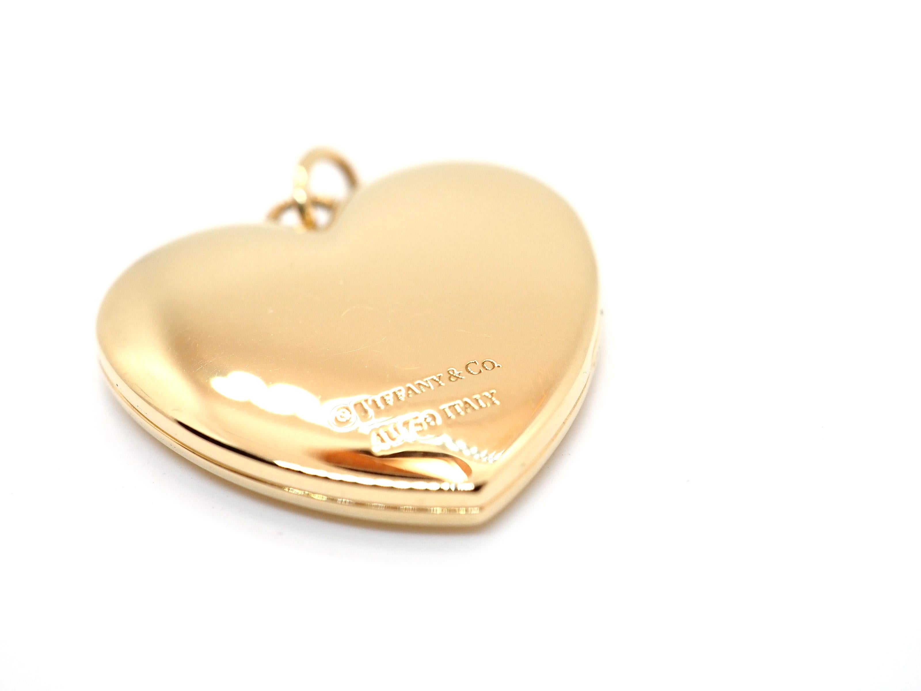 Vintage Tiffany & Co Gold Heart Locket Pendant Yellow Gold 18 Karat In Excellent Condition In Geneva, CH