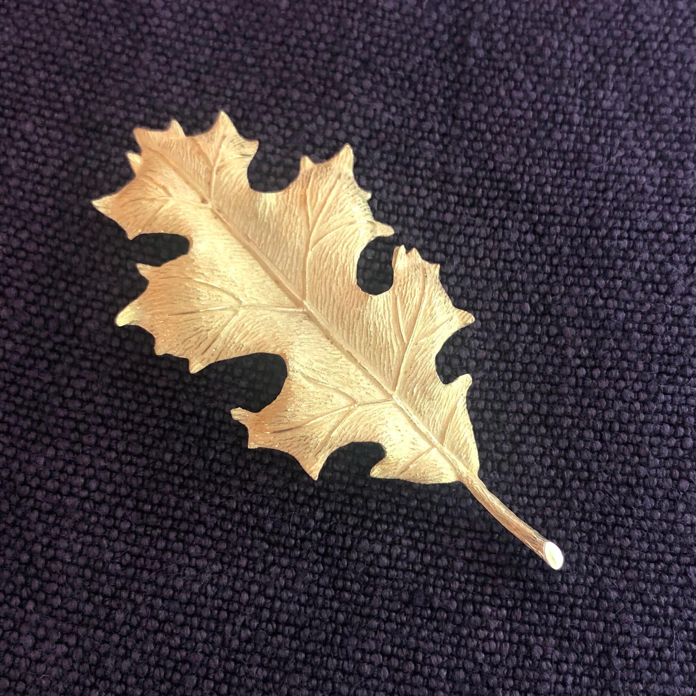 Tiffany & Co. 18 Karat Yellow Gold Holly Leaf Brooch Pin In Good Condition In Zurich, CH