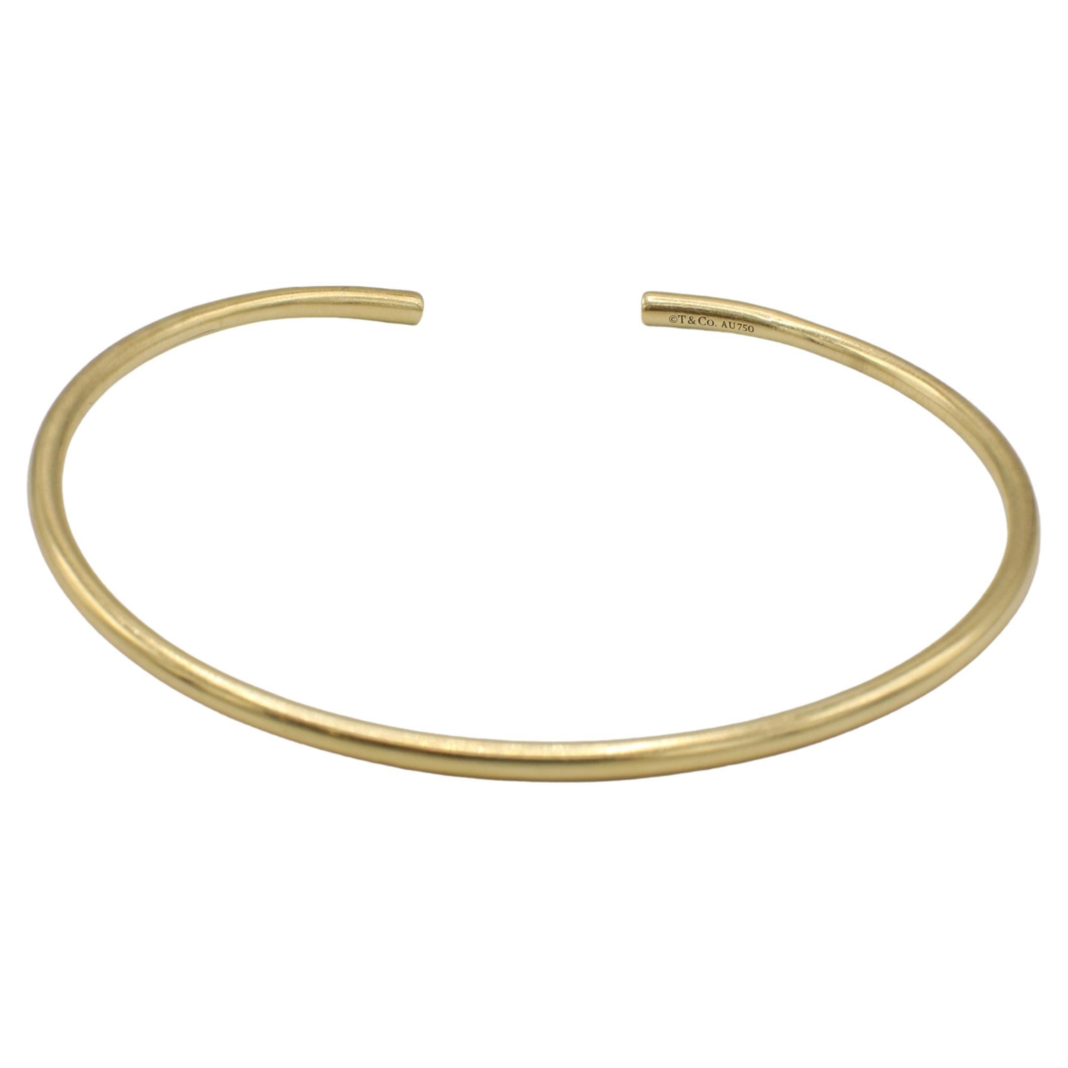 Tiffany & Co. 18 Karat Yellow Gold Metro Wire Blue Sapphire Bangle Cuff Bracelet
Metal: 18k yellow gold
Weight: 5.4 grams
Size: Fits up to a 7 inch wrist
Width: 2.5mm
Signed: ©T&Co. Au750
ATD 111020-10