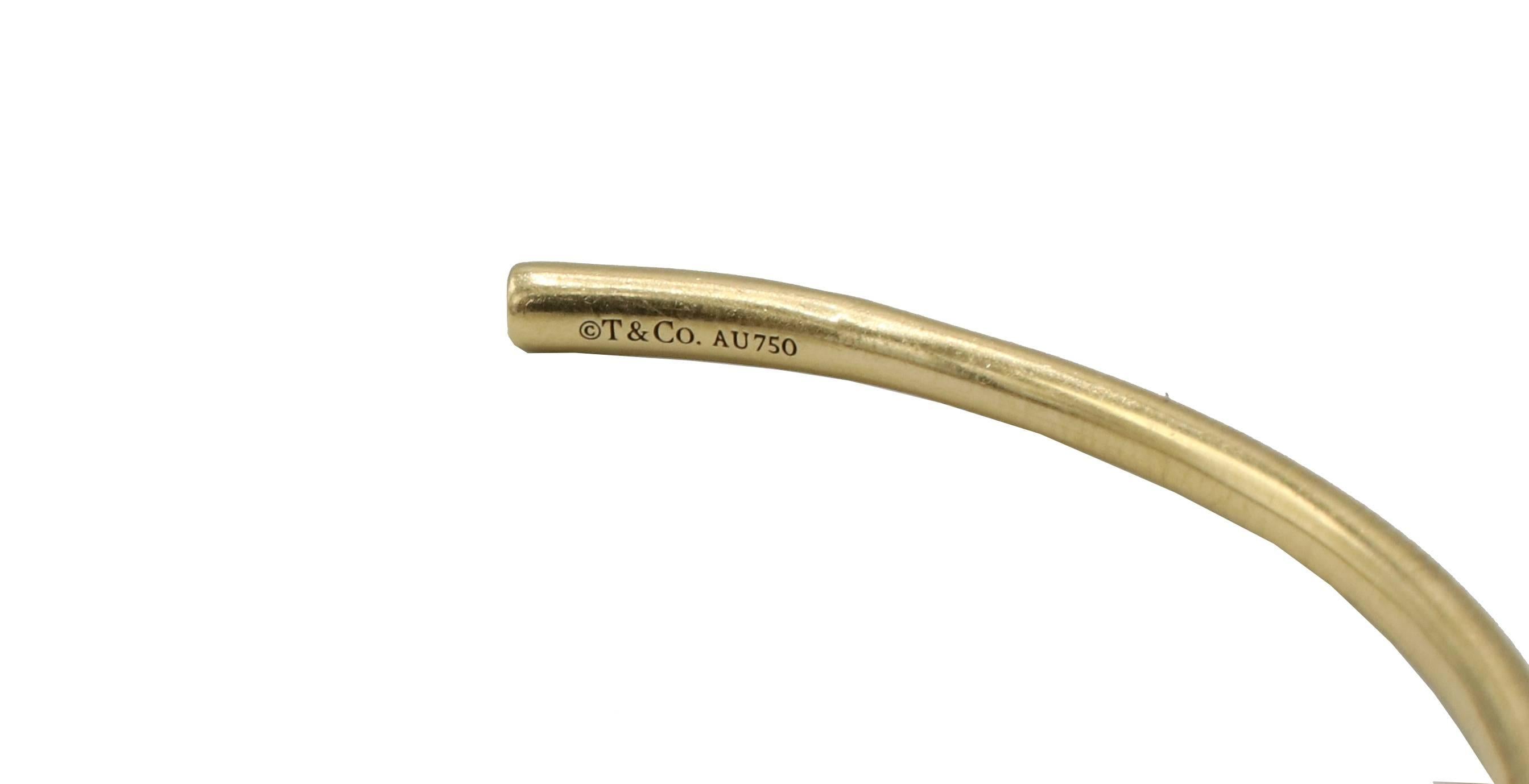 Modern Tiffany & Co. 18 Karat Yellow Gold Metro Wire Blue Sapphire Bangle Cuff Bracelet For Sale