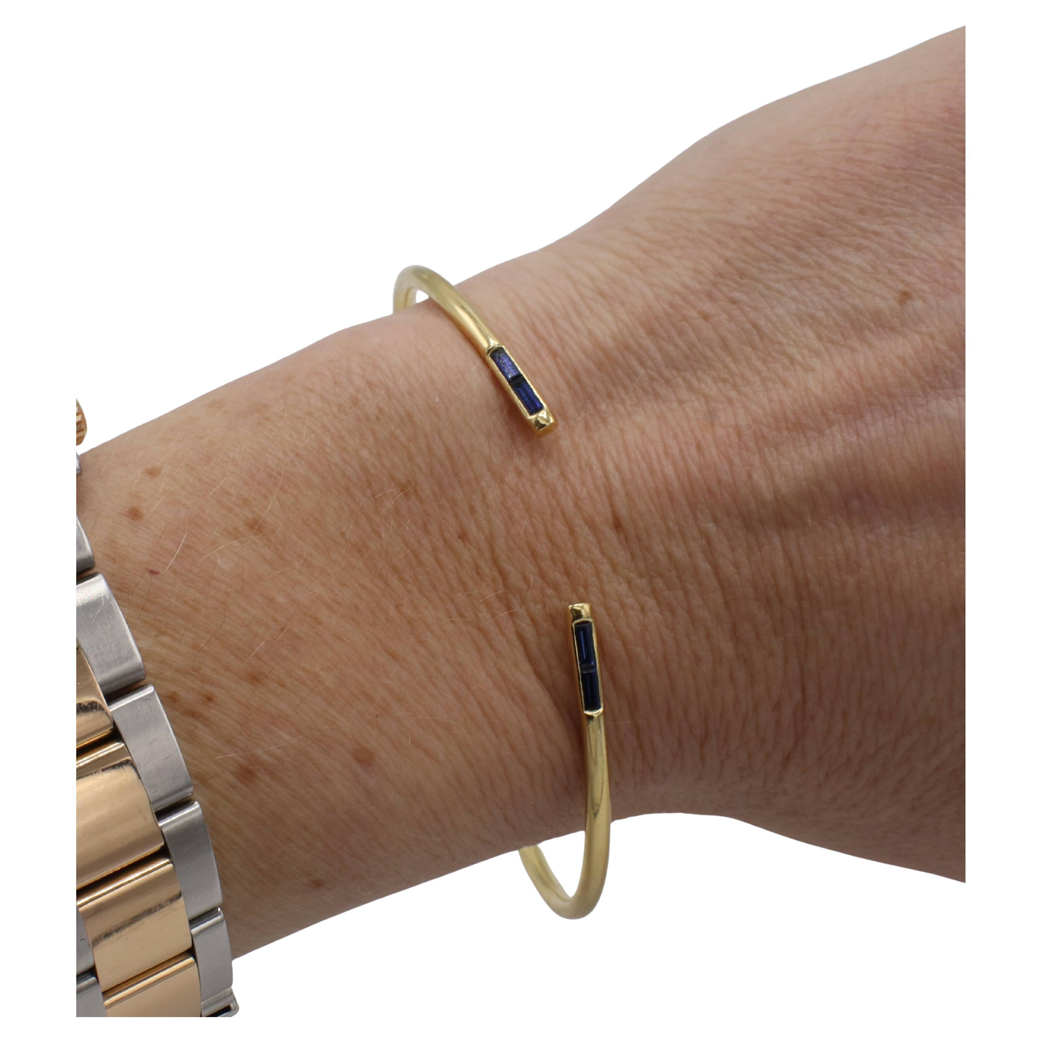 Baguette Cut Tiffany & Co. 18 Karat Yellow Gold Metro Wire Blue Sapphire Bangle Cuff Bracelet For Sale