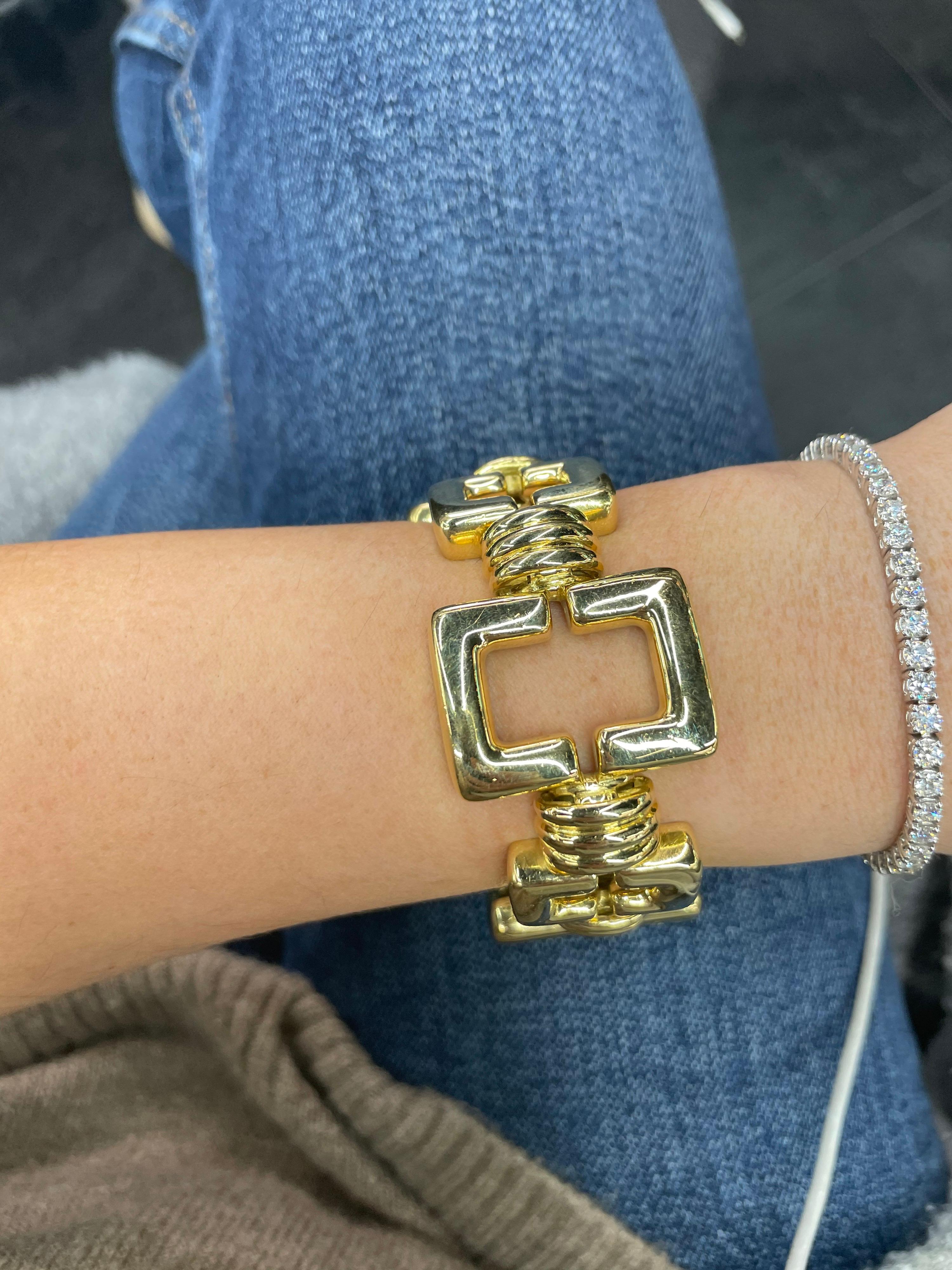 Contemporary 18 Karat Yellow Gold Rectangle Link bracelet 104.6 Grams