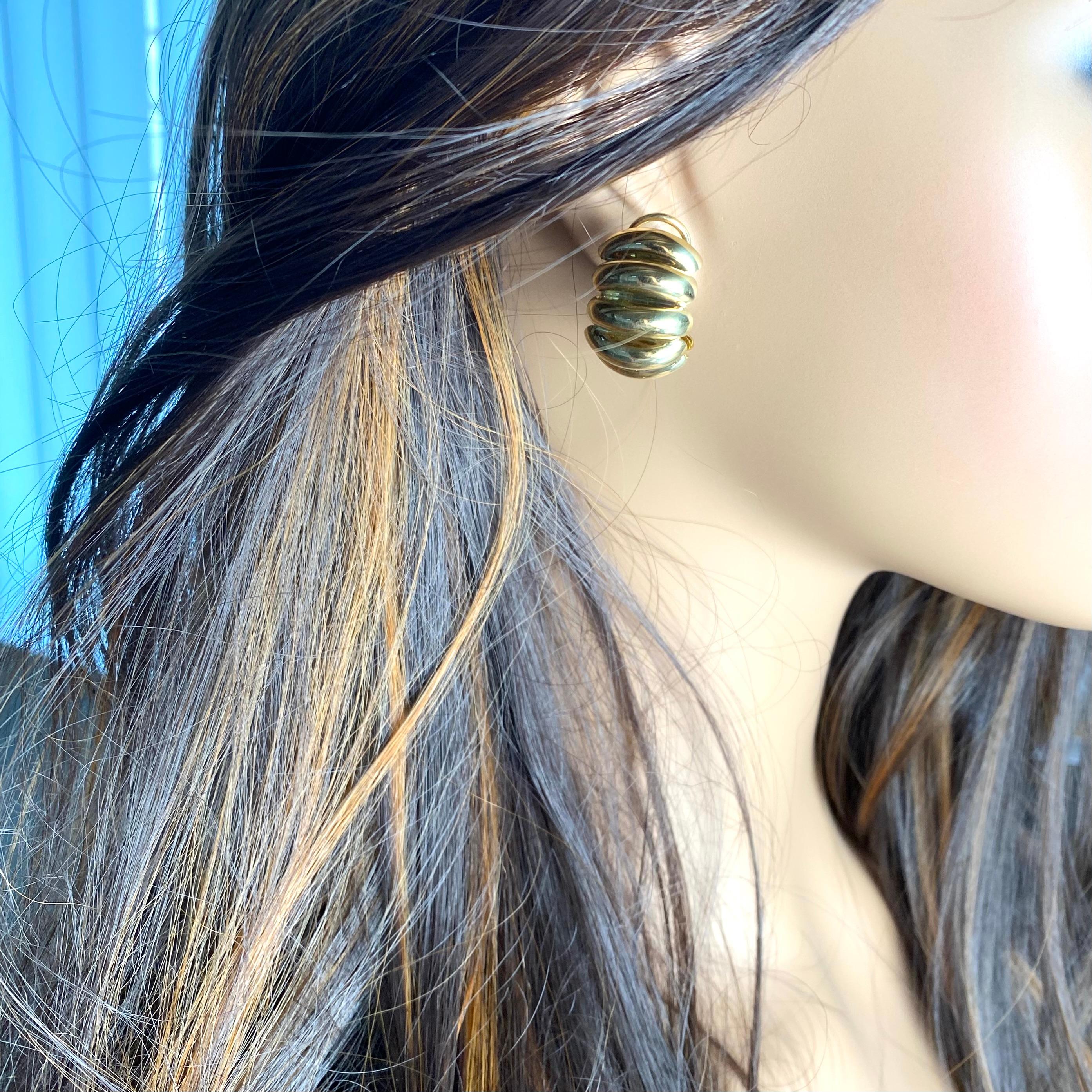 Tiffany Co 18 Karat Yellow Gold 'Shrimp' Earrings In Good Condition In New York, NY