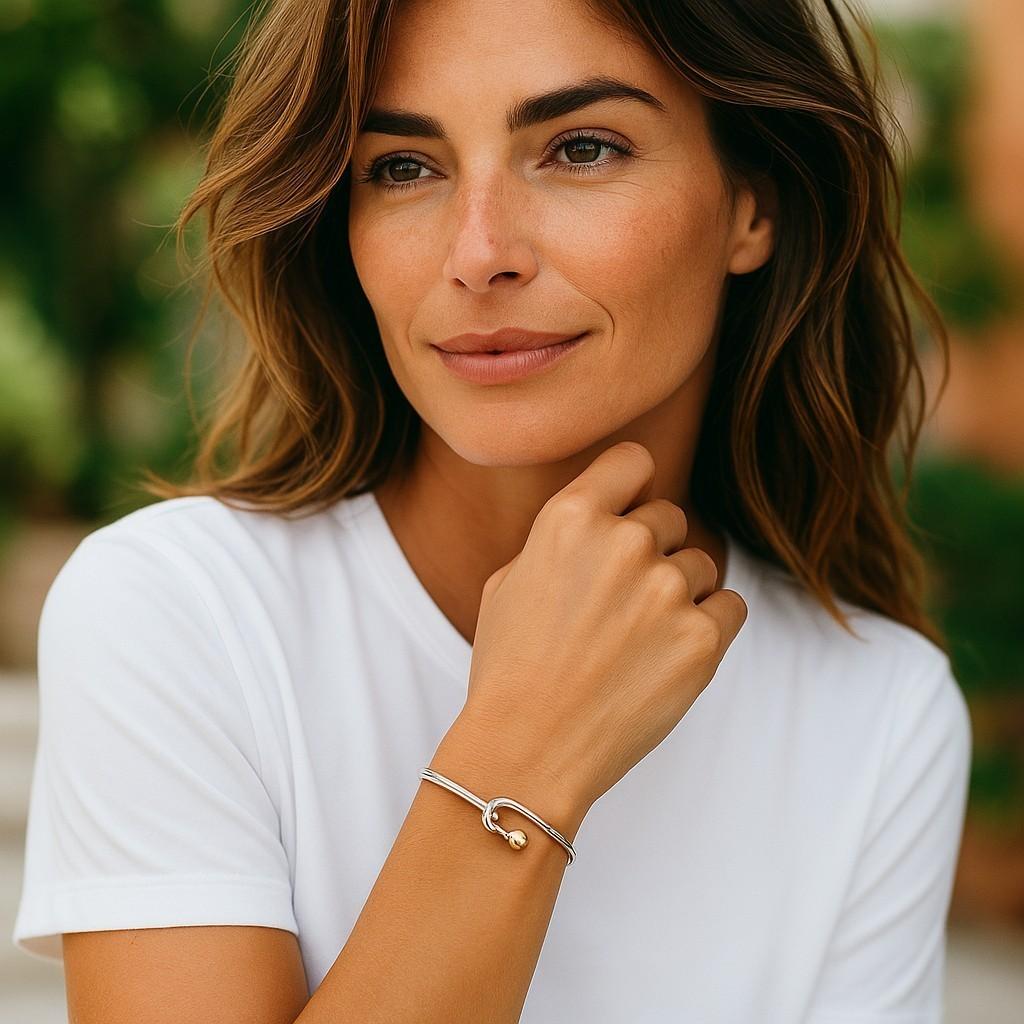 Wir präsentieren das exquisite Vintage Tiffany & Co. 18-Karat Gelbgold Sterling Silber Wire Hook Armband, eine perfekte Mischung aus Eleganz und Raffinesse. Dieses atemberaubende Armband wurde sorgfältig aus hochwertigem Sterlingsilber gefertigt und