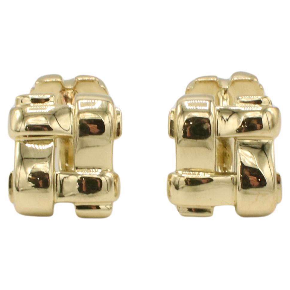 Tiffany & Co. 18 Karat Gelbgold Vintage Biscayne Square Manschettenknöpfe 2002
Metall: 18k Gelbgold
Gewicht: 17.9 Gramm
Gezeichnet: ©2002 T&Co. 750 ITALY
Breite: 9,7 mm - 13,5 mm
Länge: 23,5 mm
RTDD F35001363

