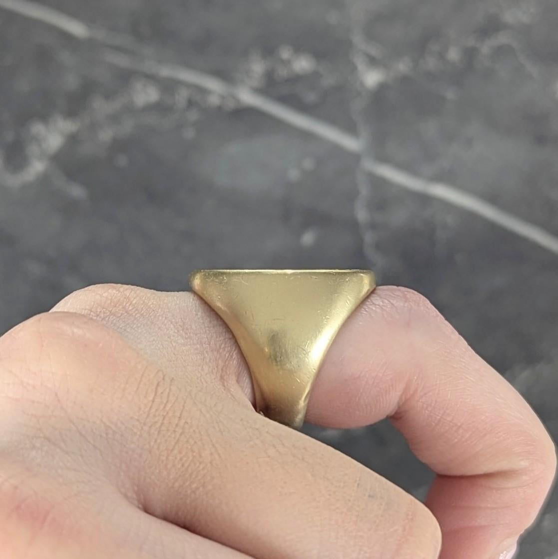 Tiffany & Co. 18 Karat Yellow Gold Vintage Heraldry Unisex Signet Ring in vendita 7