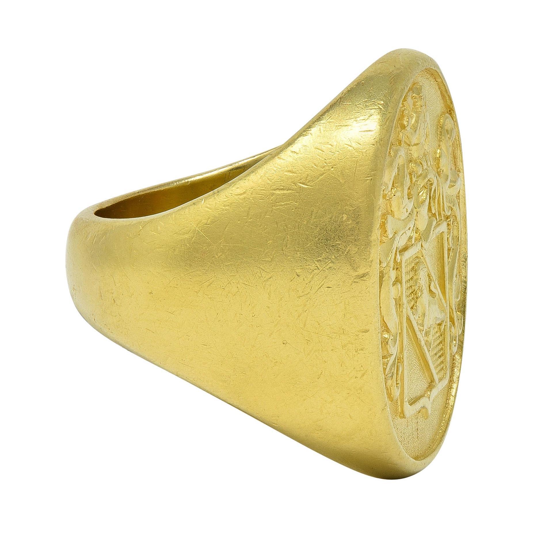 Tiffany & Co. 18 Karat Yellow Gold Vintage Heraldry Unisex Signet Ring In condizioni ottime in vendita a Philadelphia, PA