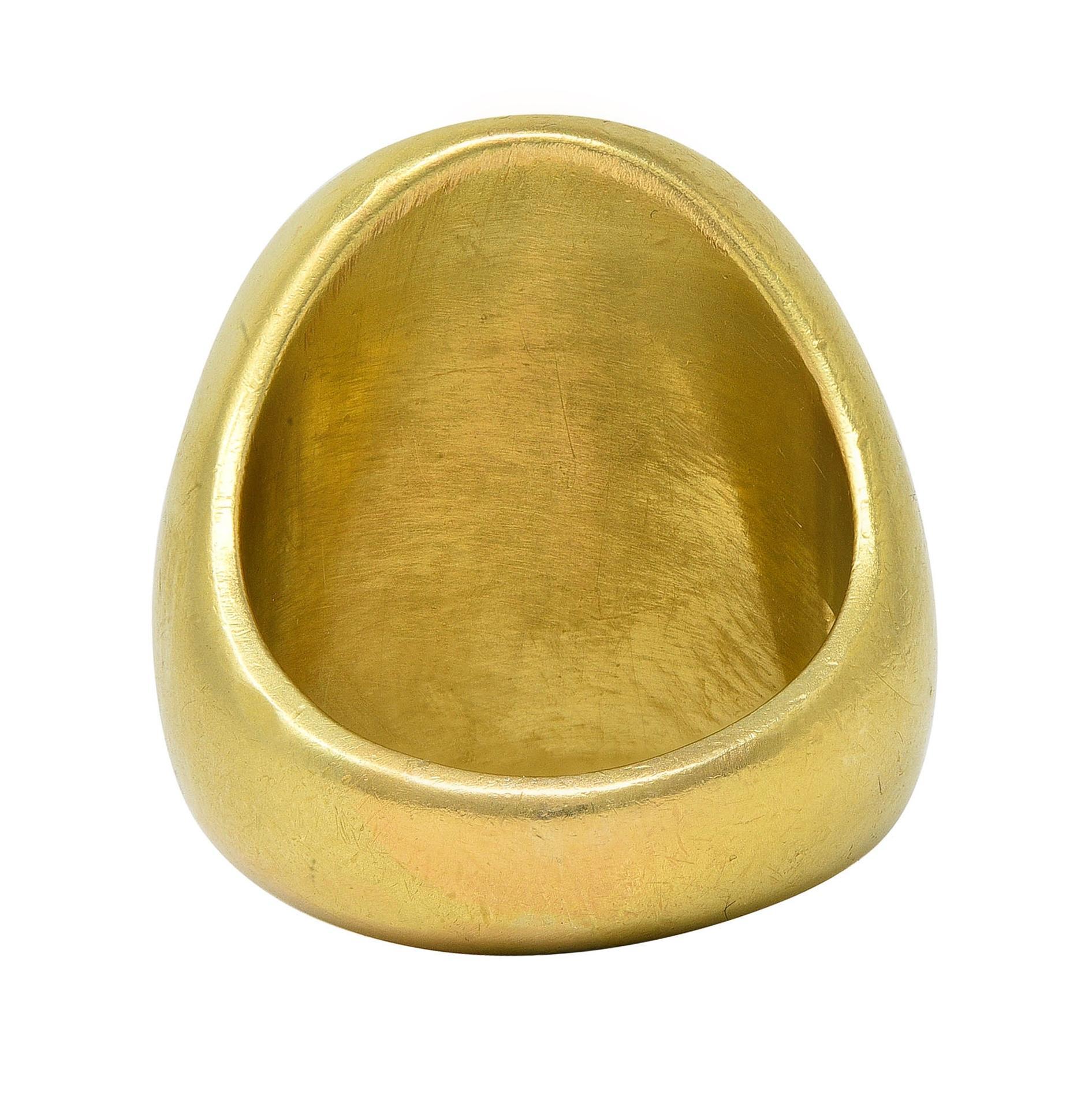 Tiffany & Co. 18 Karat Yellow Gold Vintage Heraldry Unisex Signet Ring in vendita 1