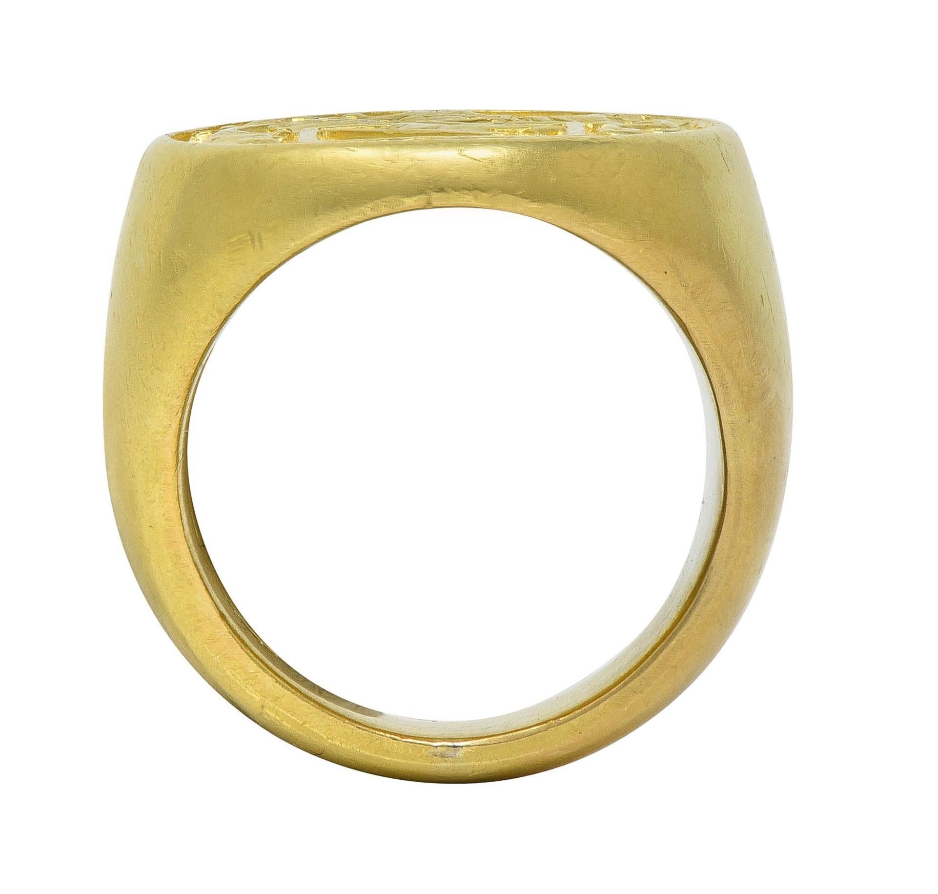 Tiffany & Co. 18 Karat Yellow Gold Vintage Heraldry Unisex Signet Ring in vendita 4