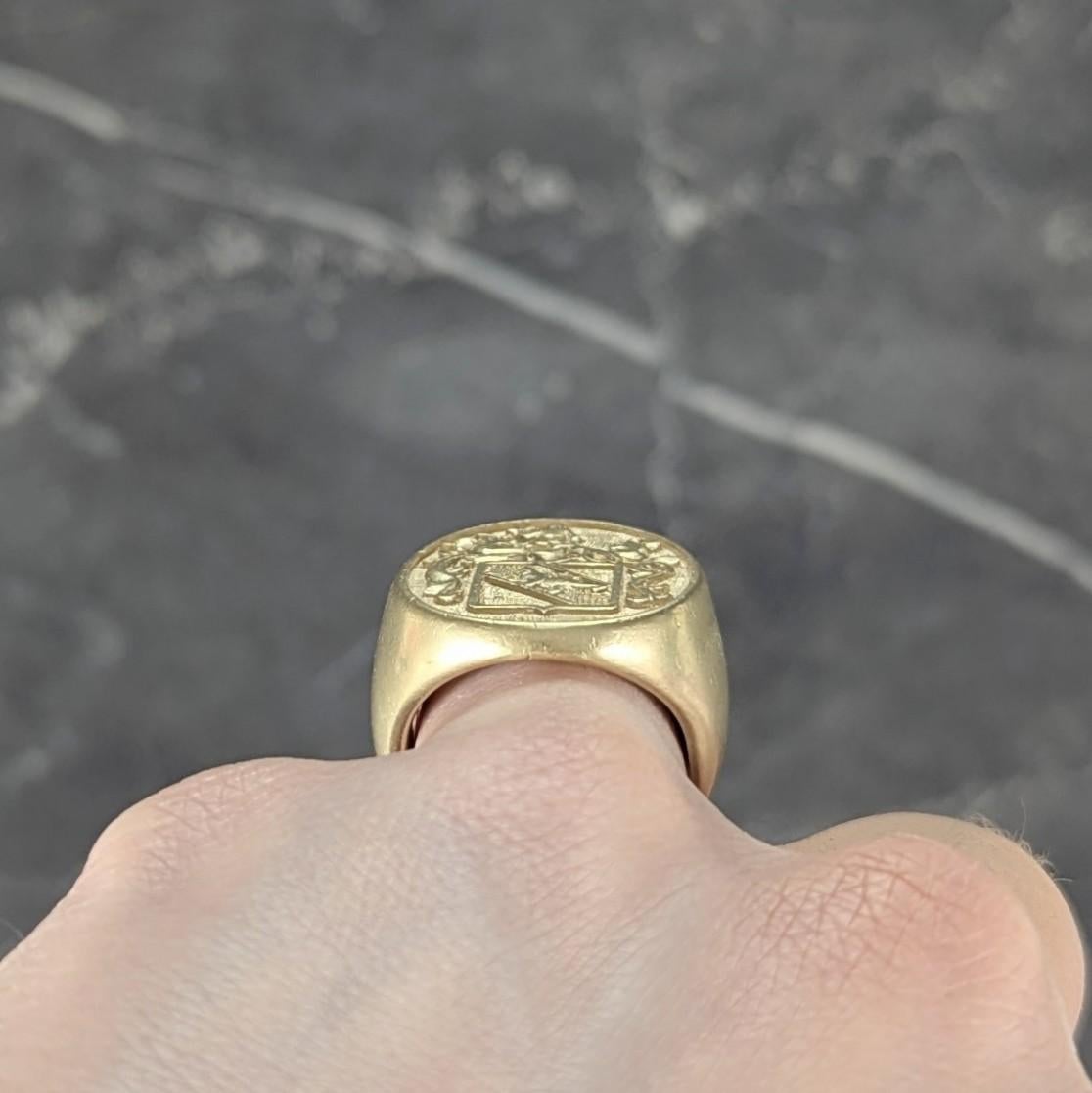 Tiffany & Co. 18 Karat Yellow Gold Vintage Heraldry Unisex Signet Ring in vendita 6