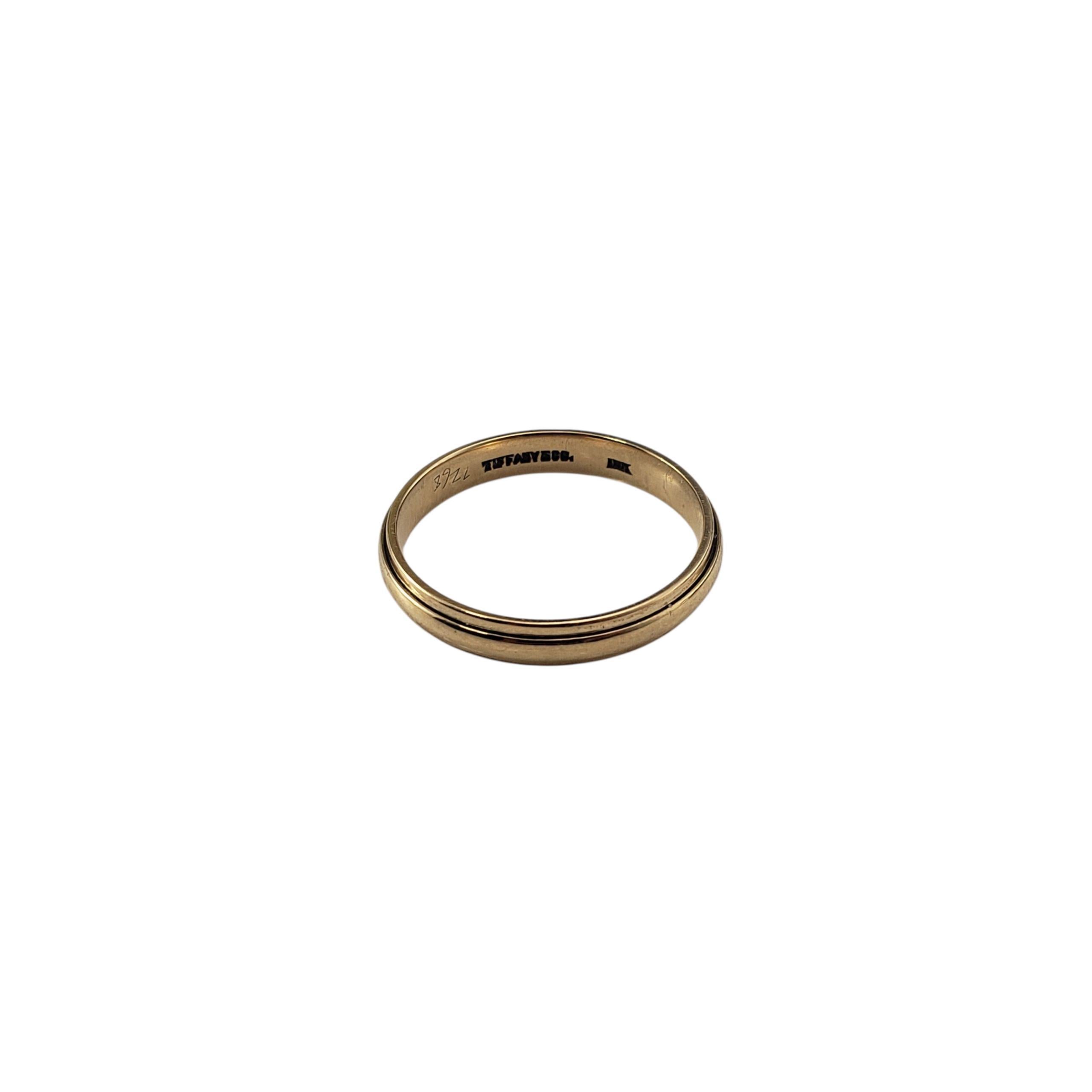 Tiffany & Co. Bague en or jaune 18 carats Taille 5.25

L'élégance discrète d'une maison légendaire - ce bracelet authentique de Tiffany & Co. est fabriqué en or 18 carats lumineux avec une finition nette et polie. Symbole d'un style et d'un