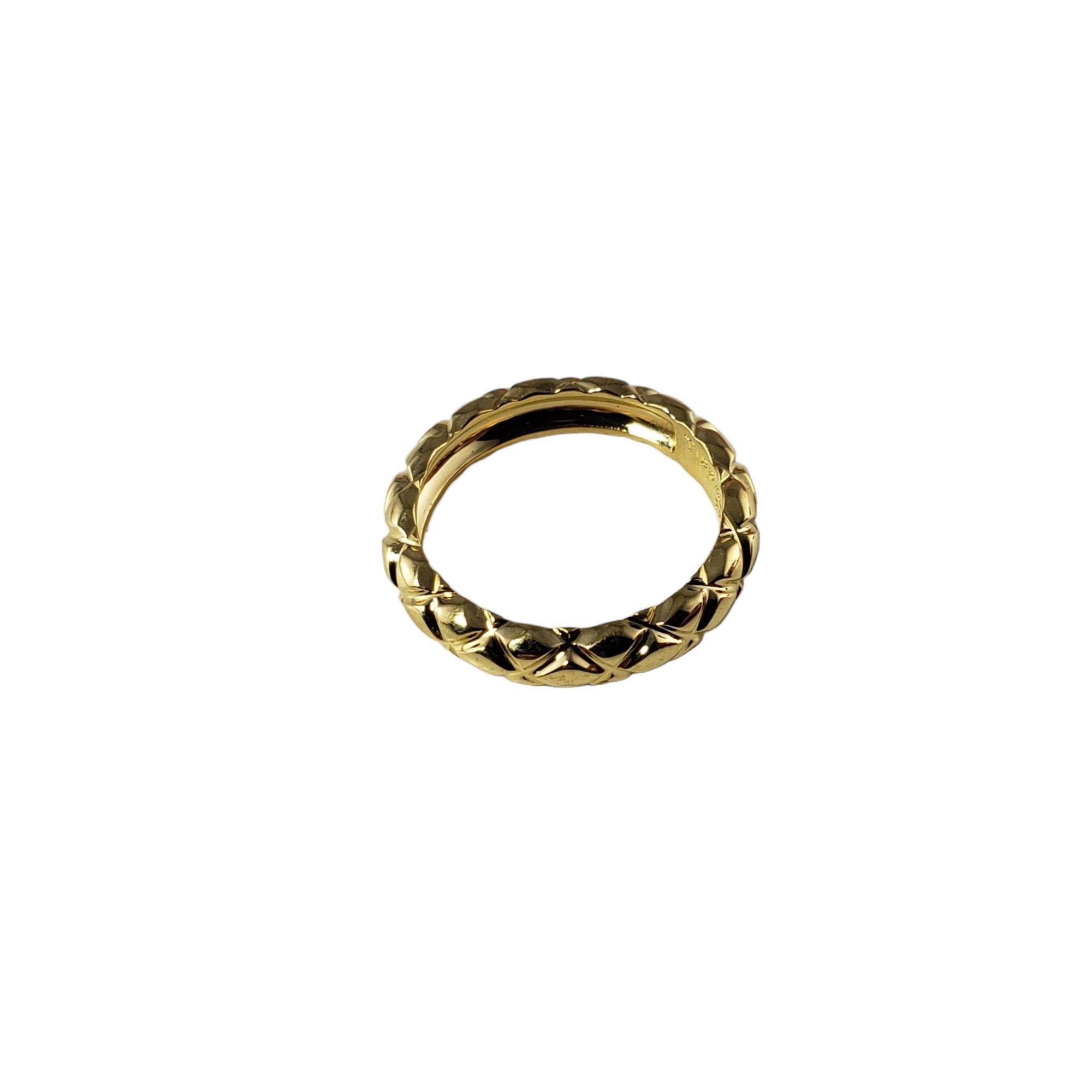 Vintage Tiffany & Co. 18 Karat Yellow Gold Wedding Band Size 6-

This elegant band by Tiffany & Co. is crafted in meticulously detailed 18K yellow gold. Width: 4 mm.

Ring Size: 6

Weight: 4.3 gr./ 2.7 dwt.

Hallmark: TIFFANY & CO. 750

Very good