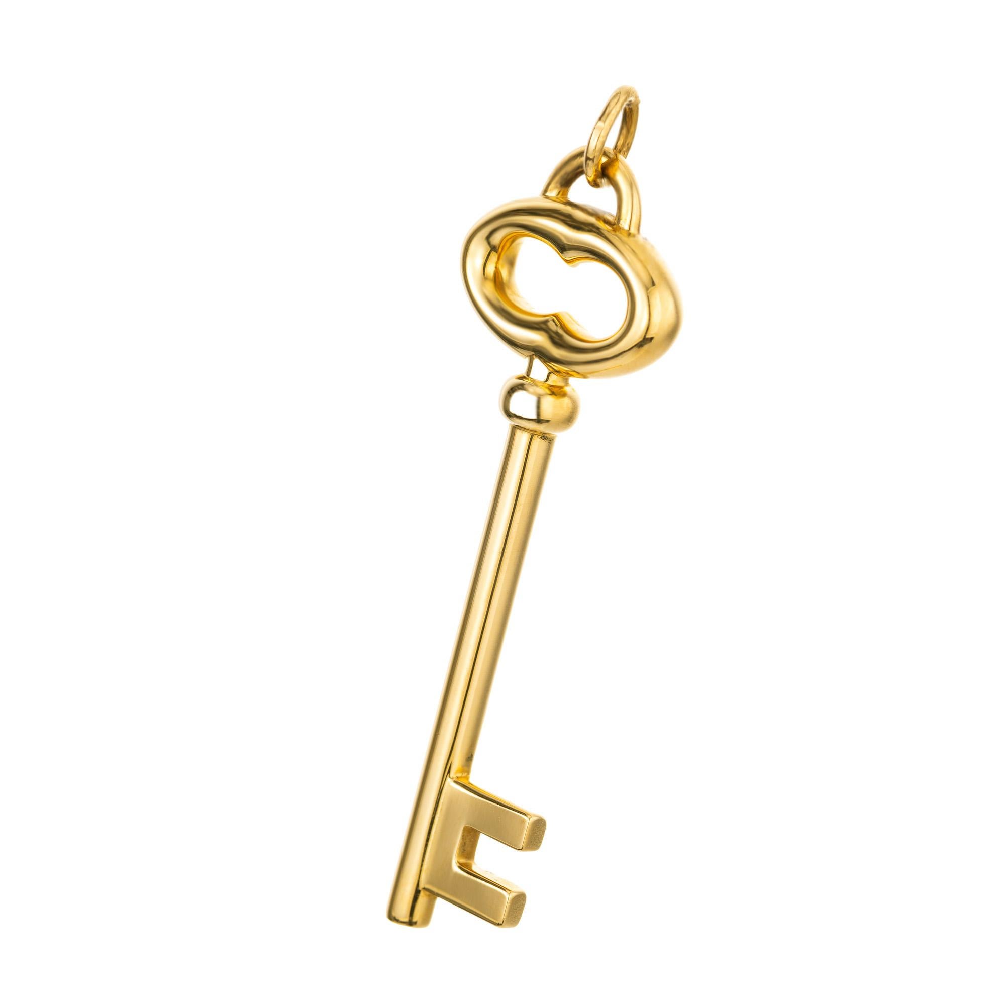 Scopri un mondo di eleganza con l'iconico ciondolo a forma di chiave in oro giallo 18 di Tiffany & Co. Questo squisito pezzo è un capolavoro di artigianato, dove il fascino senza tempo dell'oro giallo incontra il design intricato di una chiave