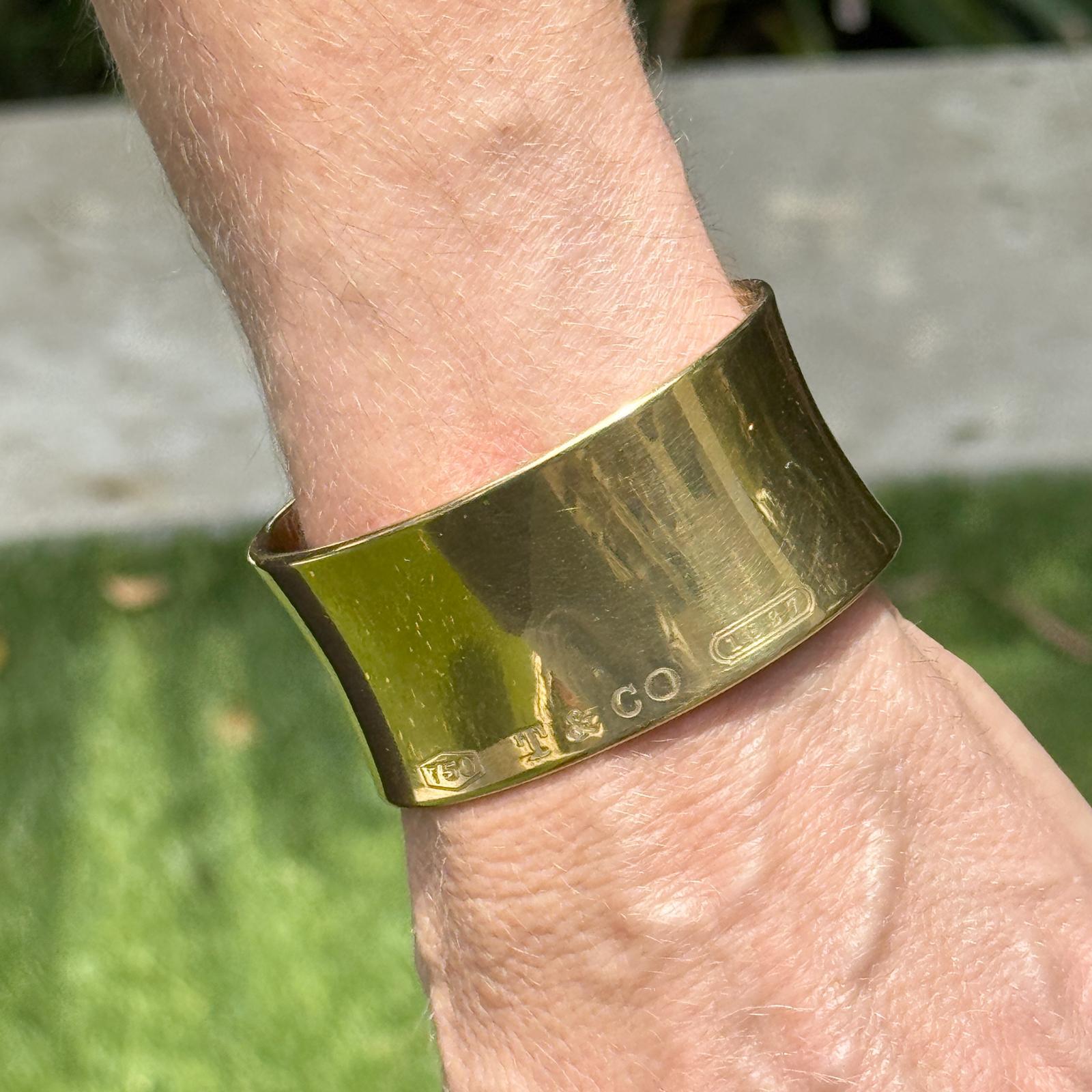 Tiffany & Co 1837 18 Karat Yellow Gold  Wide Cuff Bangle Bracelet en venta 1