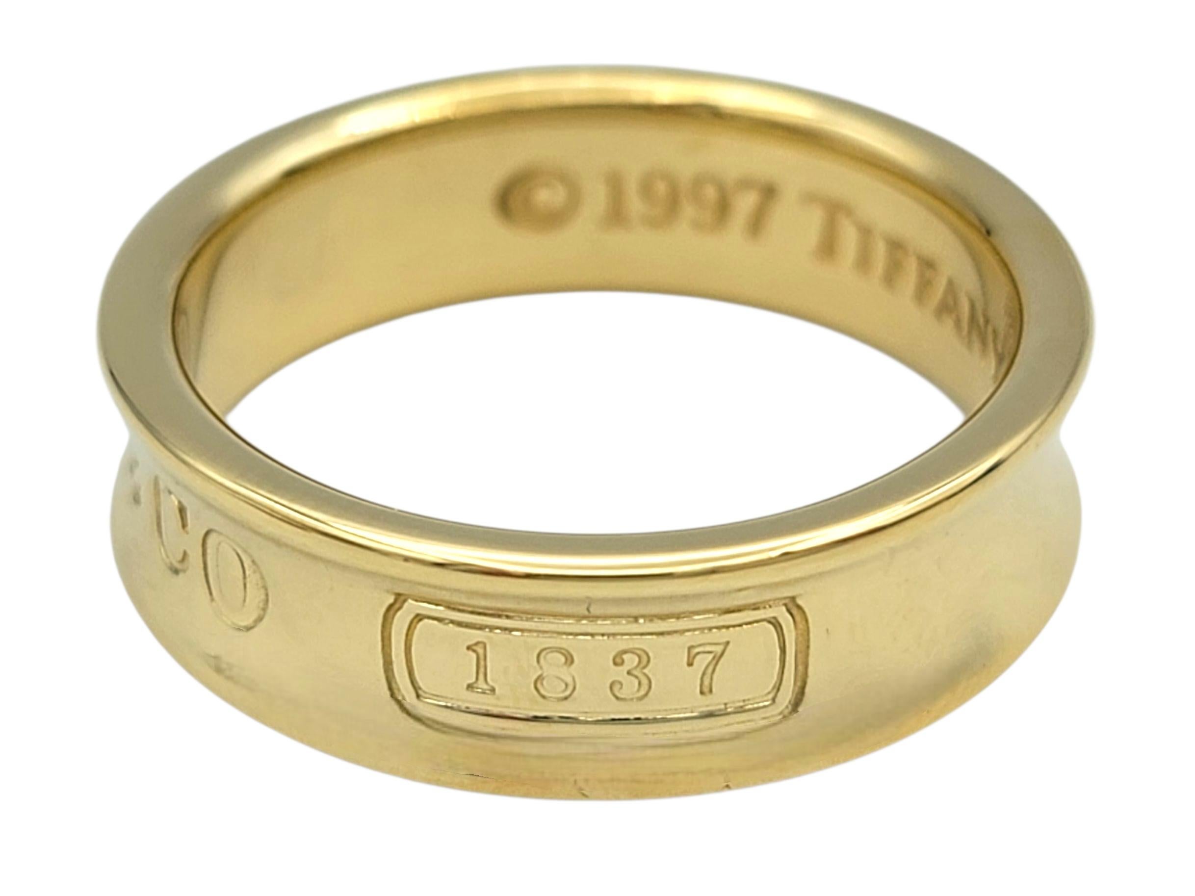 Femenino o masculino Anillo de banda Tiffany & Co. 1837 de 6 mm en oro amarillo pulido de 18 quilates en venta