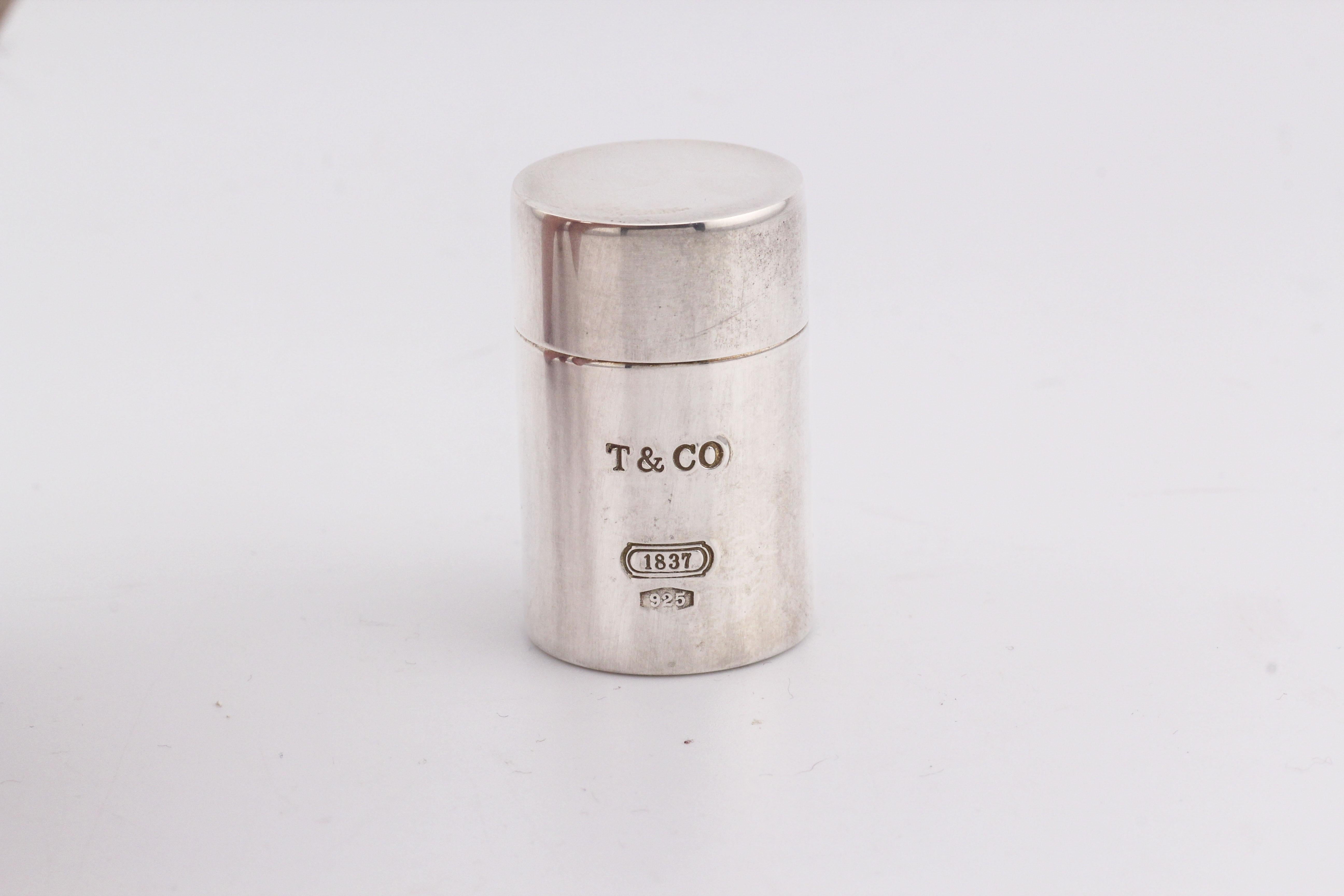 Le pilulier à vis en argent 925 de Tiffany & Co. 1837 est un accessoire élégant et sophistiqué, incarnant l'élégance intemporelle qui fait la renommée de Tiffany & Co. Cette boîte à pilules fait partie de l'emblématique Collection 1837, qui célèbre