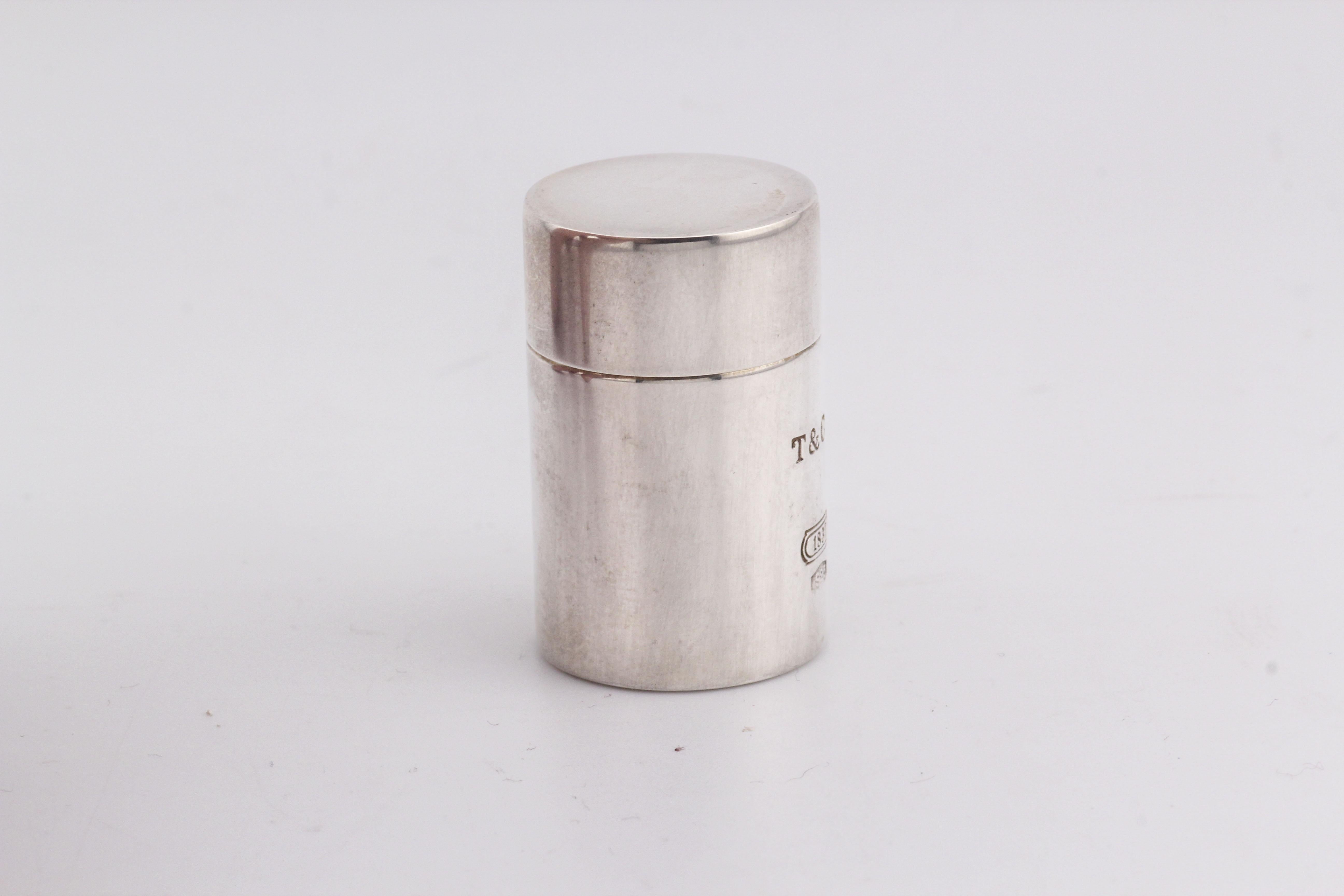 Boîte à pilules Tiffany & Co. 1837 925 argent sterling à vis sur le dessus Bon état à Simpsonville, SC