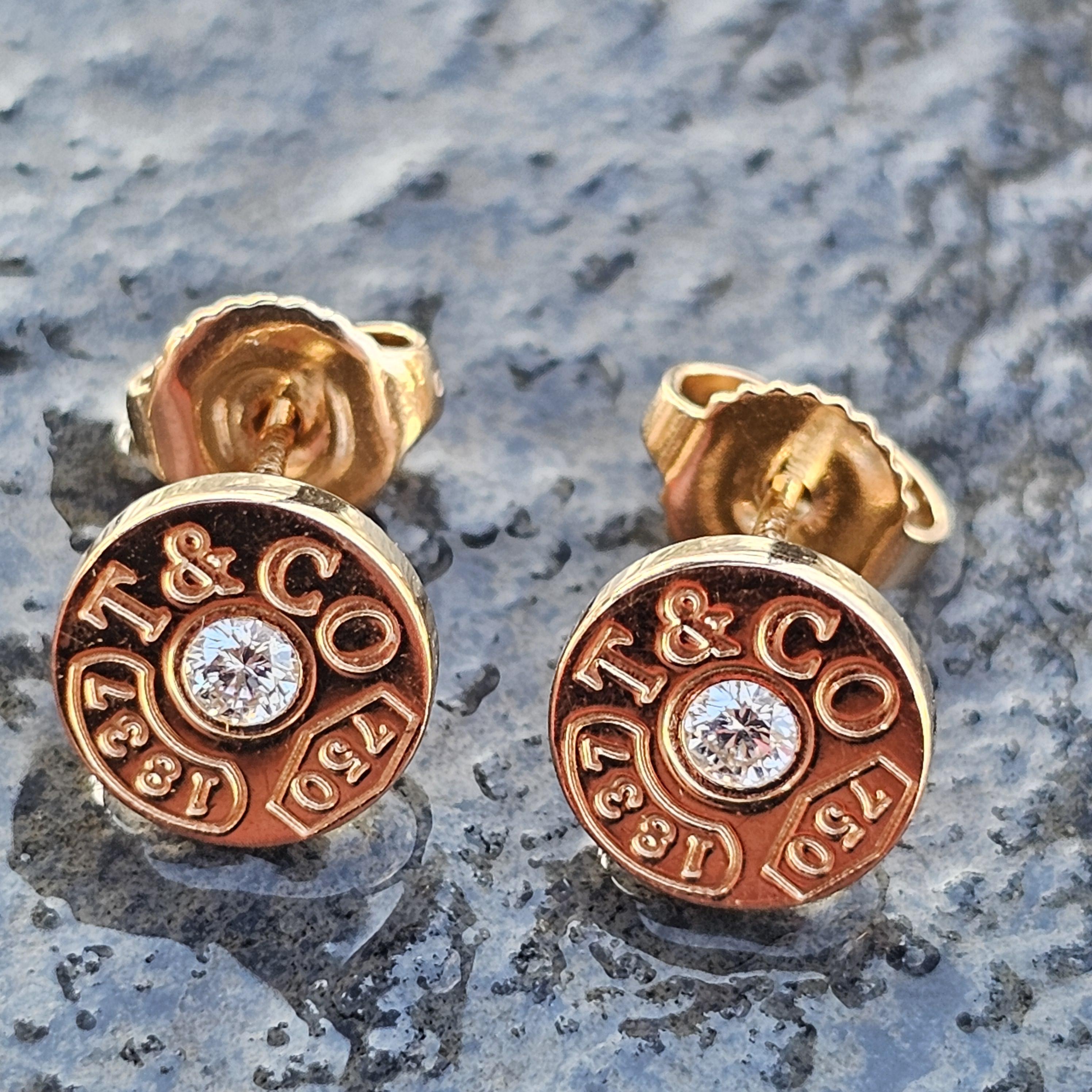 Here we have an exquisite pair of Tiffany & Co. 1837 circle round stud earrings crafted in 18k rose gold, featuring a central white diamond.

These earrings are a testament to elegance and sophistication, perfect for those who appreciate fine