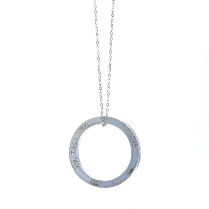Marke: Tiffany & Co.
Collection'S: 1837
Design/One:  Großer Kreis

Metallgehalt: Sterling Silber

Kette Stil: Kabel
Halskette Stil: Kette
Verschluss-Typ: Federring-Verschluss

Messungen

Artikel 1: Anhänger
Höhe: 1
