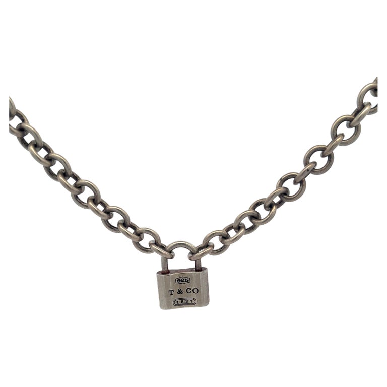 Ciondolo e collana con lucchetto in argento Sterling 925 di Tiffany and Co.  1837 Lock Box su 1stDibs