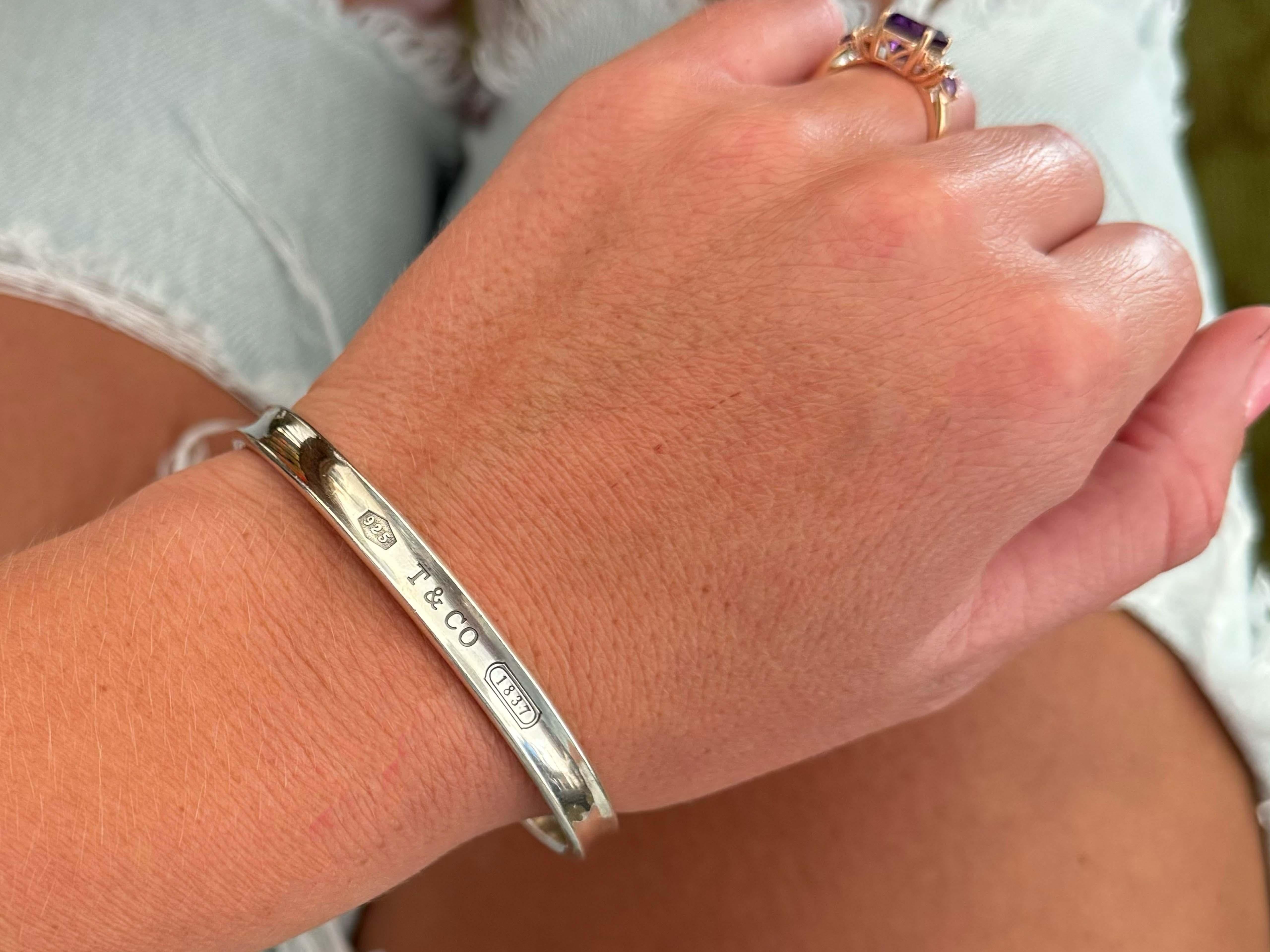 Item Specifications:

Brand: Tiffany & Co.

Metal: Sterling Silver

Metal Purity: AG 925 

Bangle Size: fits wrist up to size 7.5

Total Weight: 34.1 Grams

Condition: Vintage, Excellent

Stamped: 