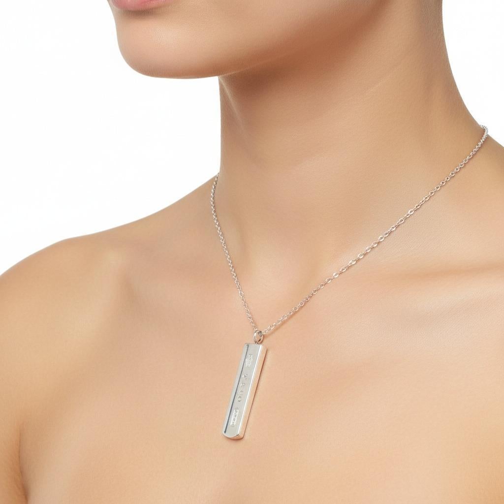 Abbraccia la raffinatezza senza tempo con questo autentico ciondolo a barra Tiffany & Co. 1837, un esempio straordinario della filosofia di design contemporaneo del marchio. Questo elegante pendente cilindrico mostra la maestria artigianale di