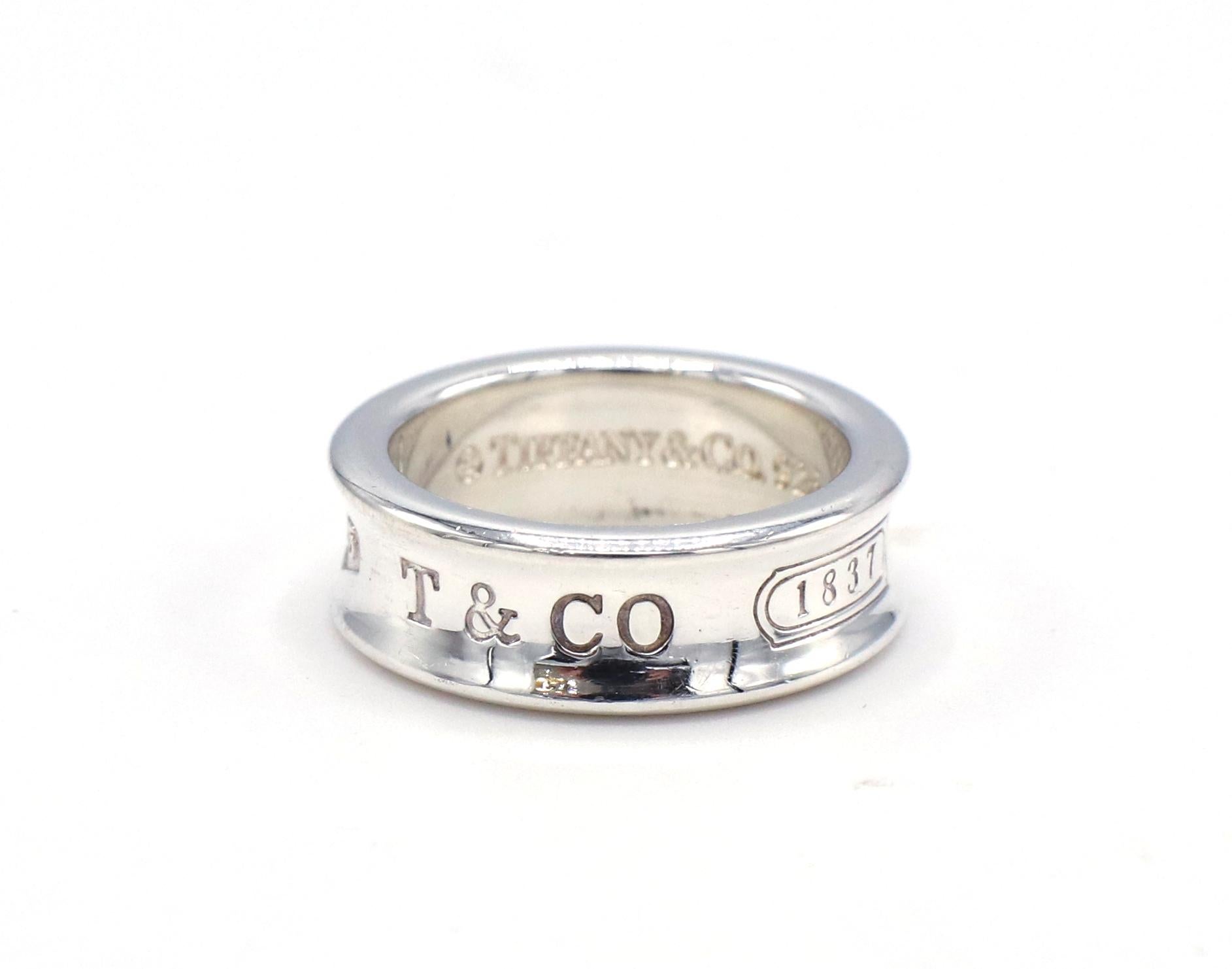 Tiffany & Co. 1837 Sterling Silber Vintage Band Ring 
Metall: Sterling Silber
Gewicht: 7,59 Gramm
Größe: 5.75 (US)
Breite: 7 mm
Unterzeichnet: Tiffany & Co. 925 