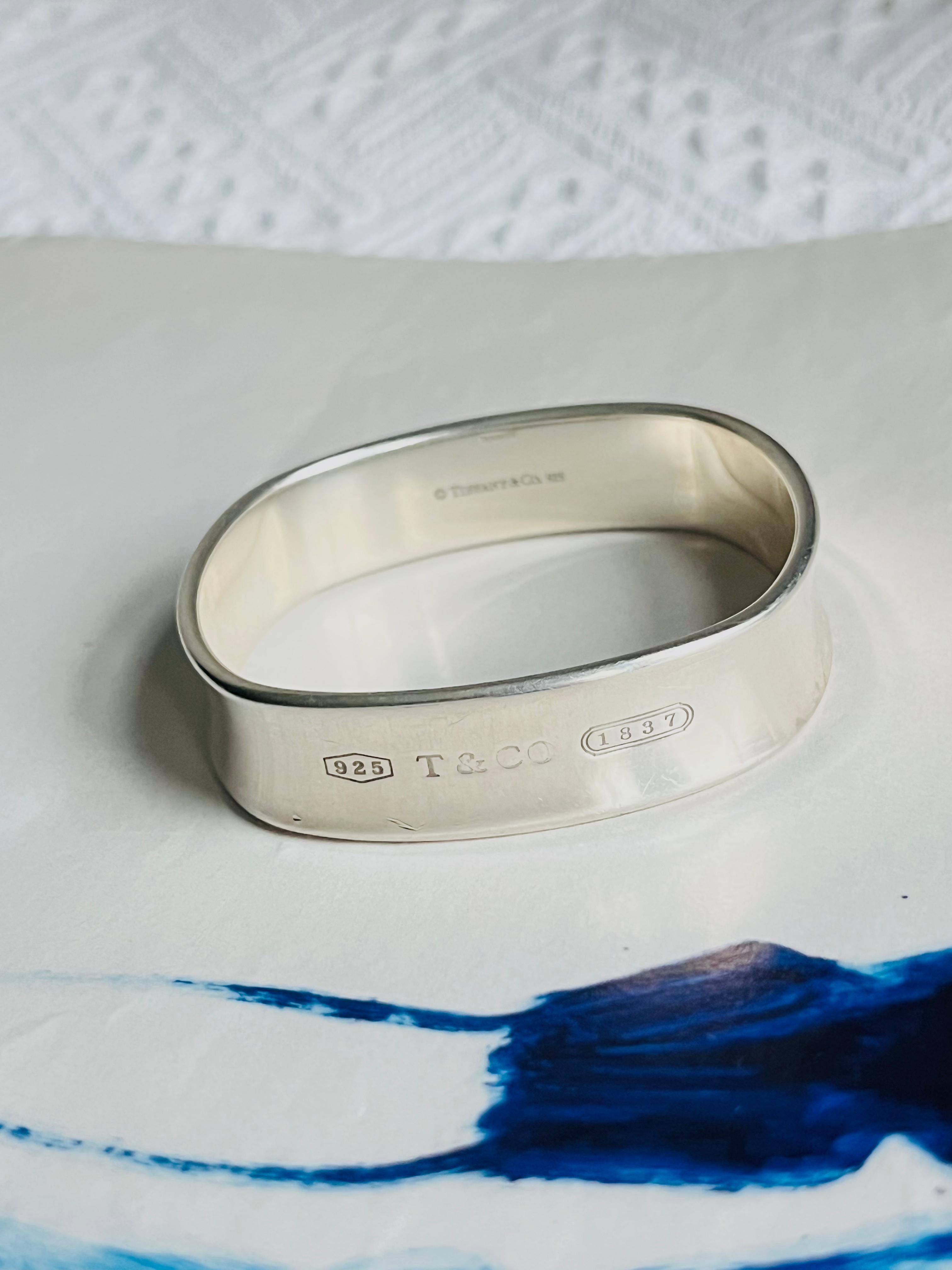 Tiffany & Co. 1837 Pulsera brazalete unisex vintage de cojín cuadrado con brillo, ancha y gruesa, de plata de ley 925

Orgullosamente inscrita con el año de fundación de Tiffany, la colección Tiffany 1837 se define por sus elegantes curvas y