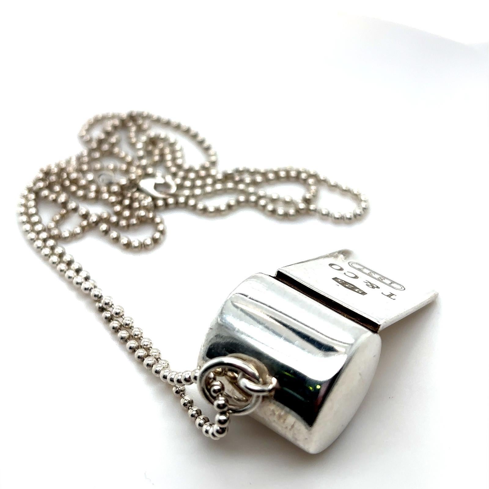 Moderno Tiffany & Co. 1837 Fischietto in argento con catena in vendita